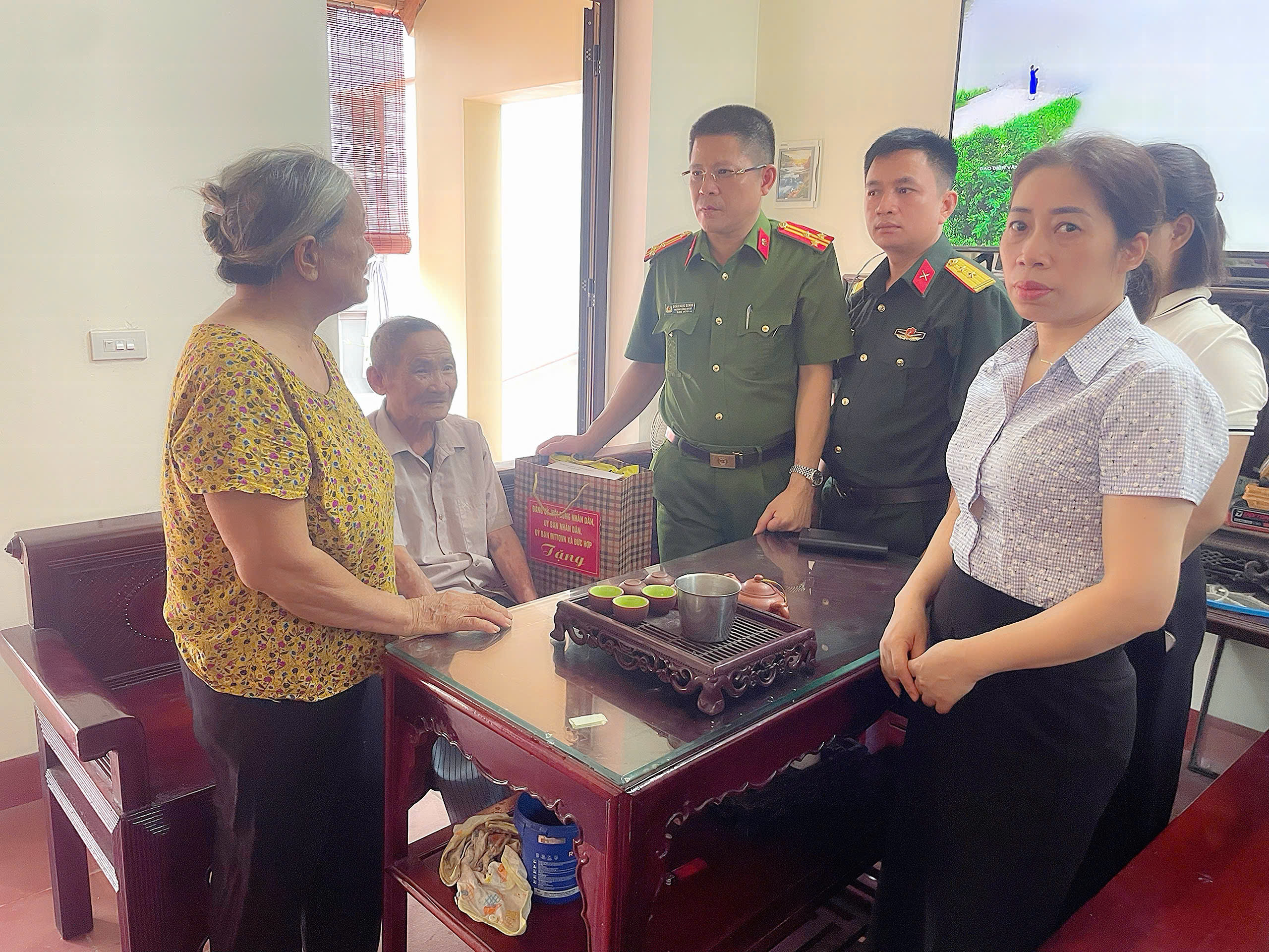 Công an xã Đức Hợp tổ chức thăm hỏi, tặng quà gia đình chính sách, thương binh, liệt sĩ