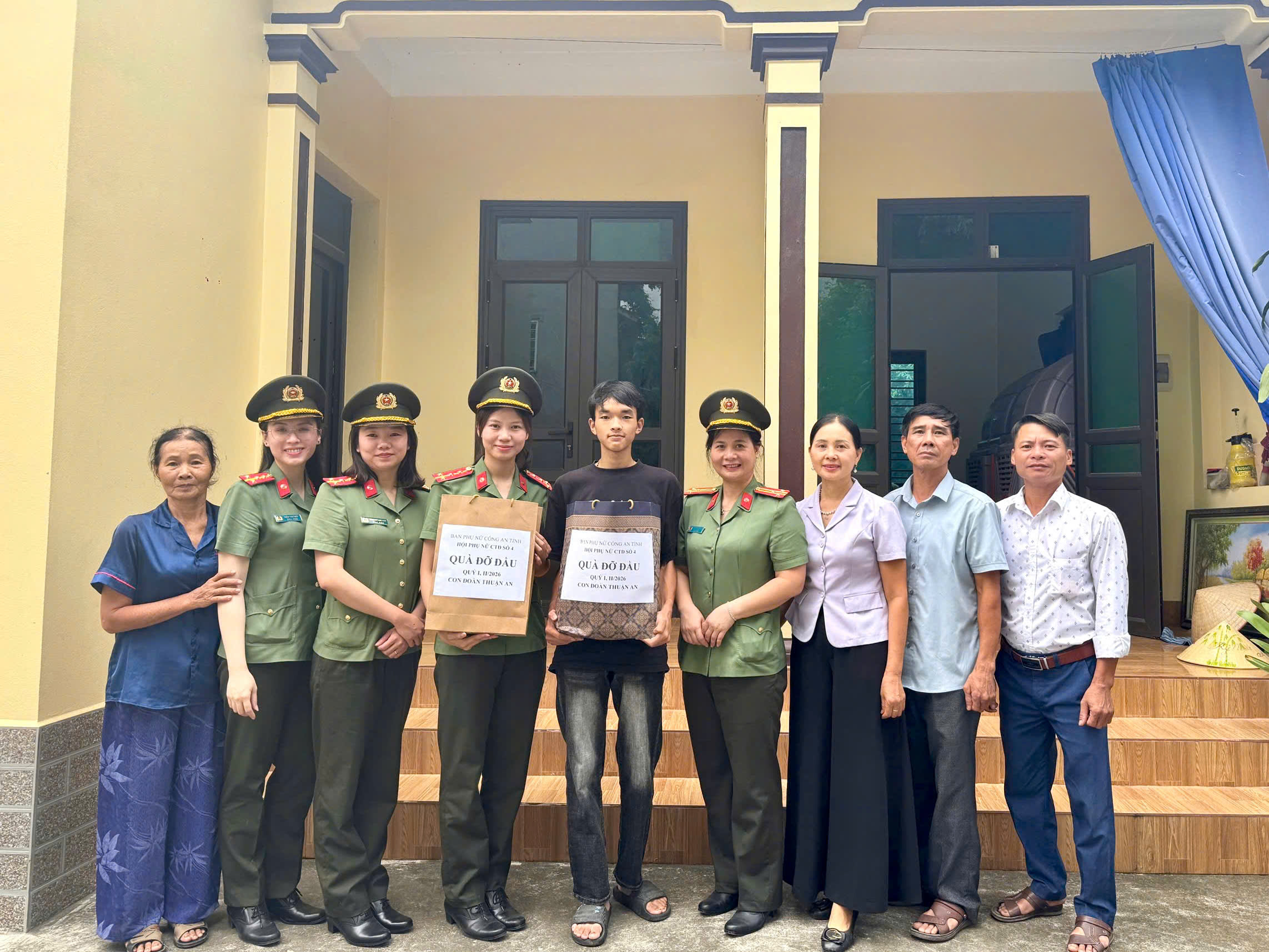 Hội phụ nữ Cụm thi đua số 4 – Khối Xây dựng lực lượng, Hậu cần  Công an tỉnh Hưng Yên thăm, tặng quà con đỡ đầu