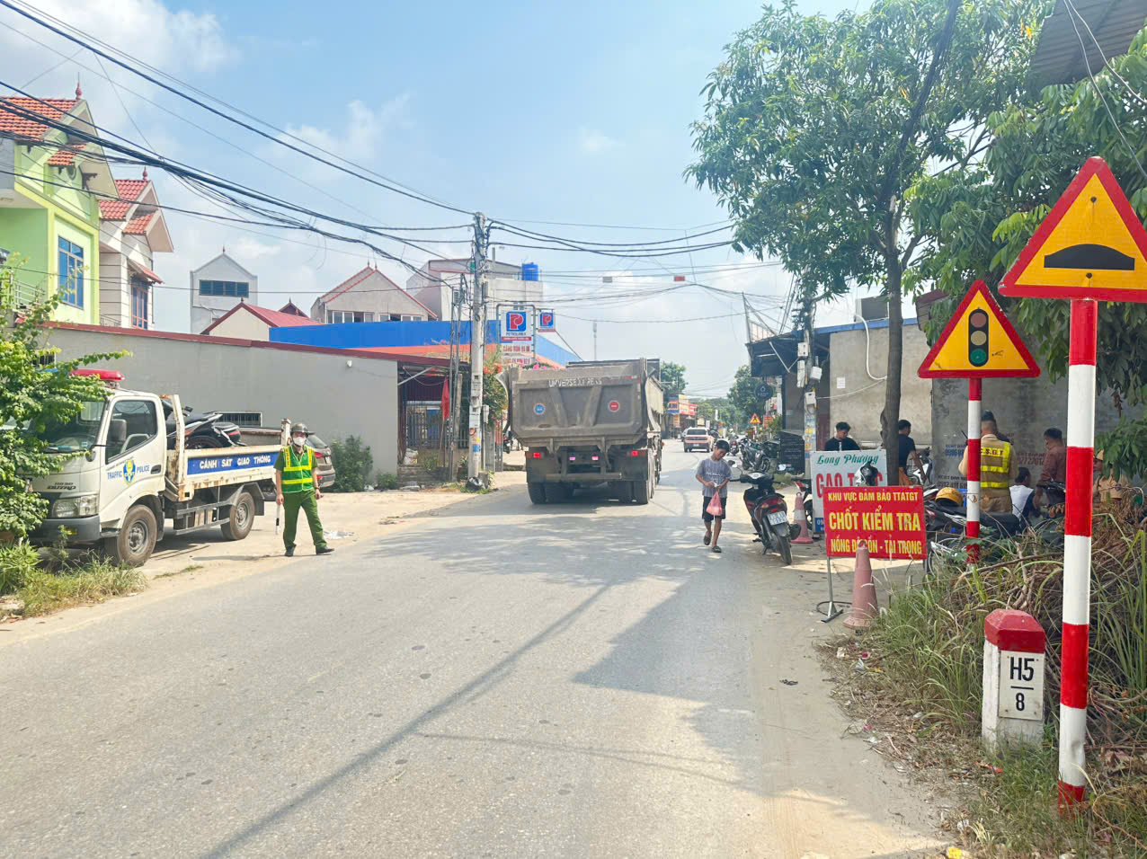 Công an xã Hoàn Long tăng cường tổng rà soát phương tiện xe cơ giới; bảo đảm trật tự, an toàn giao thông trên địa bàn