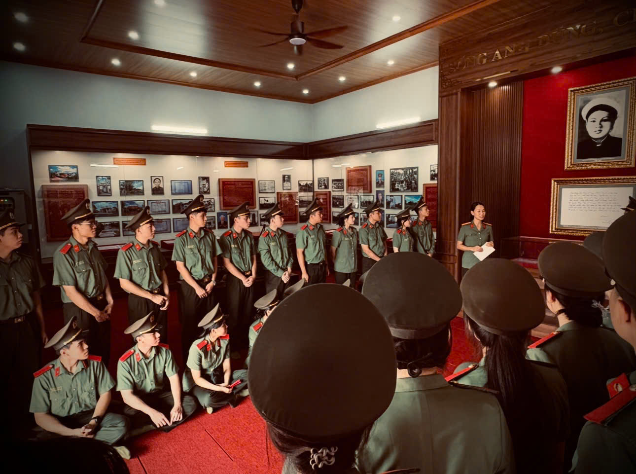 Phòng Chính trị và Quản lý học viên cùng học viên lớp DN4, Học viện Quốc tế sinh hoạt chính trị tại Khu lưu niệm Anh hùng liệt sĩ CAND Bùi Thị Cúc