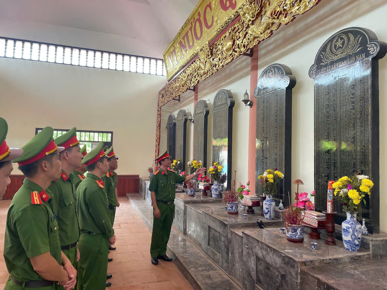 Phân trại tạm giam Tiên Lữ tổ chức dâng hương tri ân các Anh hùng liệt sĩ