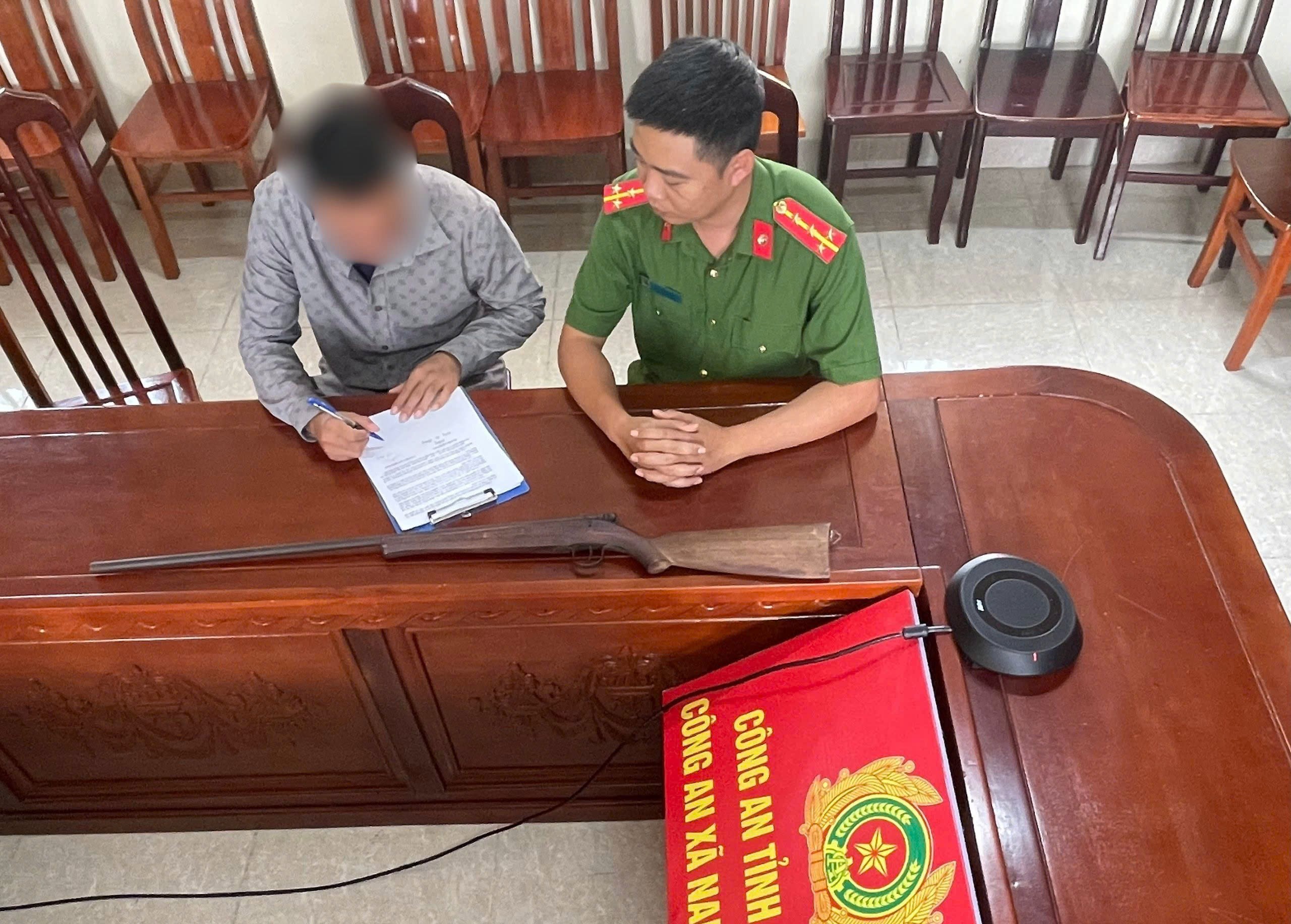 Công dân tự giác giao nộp súng kíp sau khi được Công an xã Nam Đông Hưng tuyên truyền, vận động