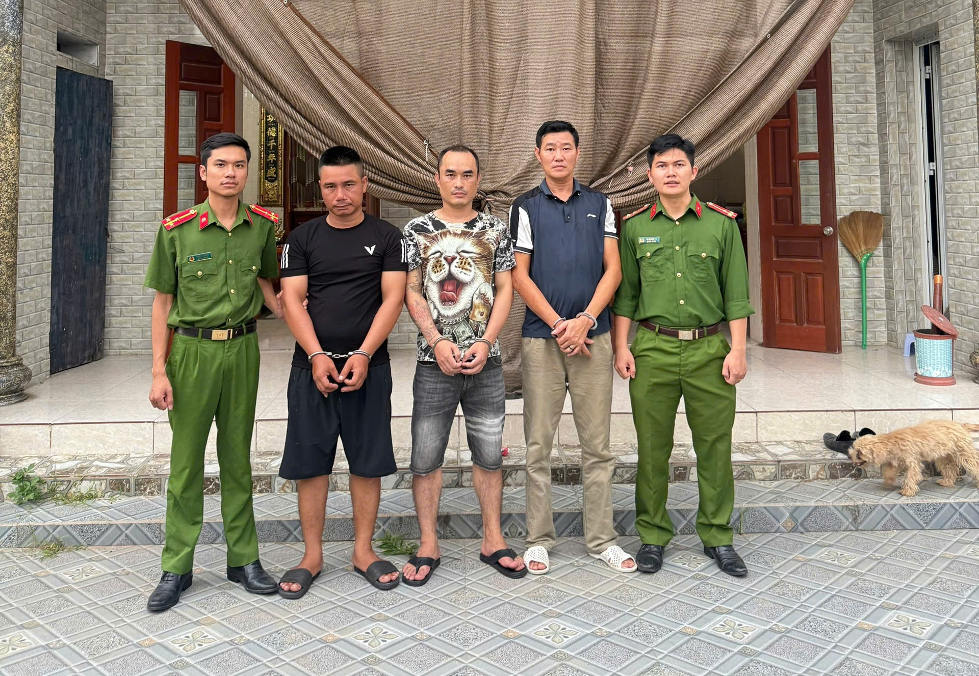 Công an xã Tây Thái Ninh, tỉnh Hưng Yên bắt giữ 03 đối tượng tổ chức sử dụng trái phép chất ma túy