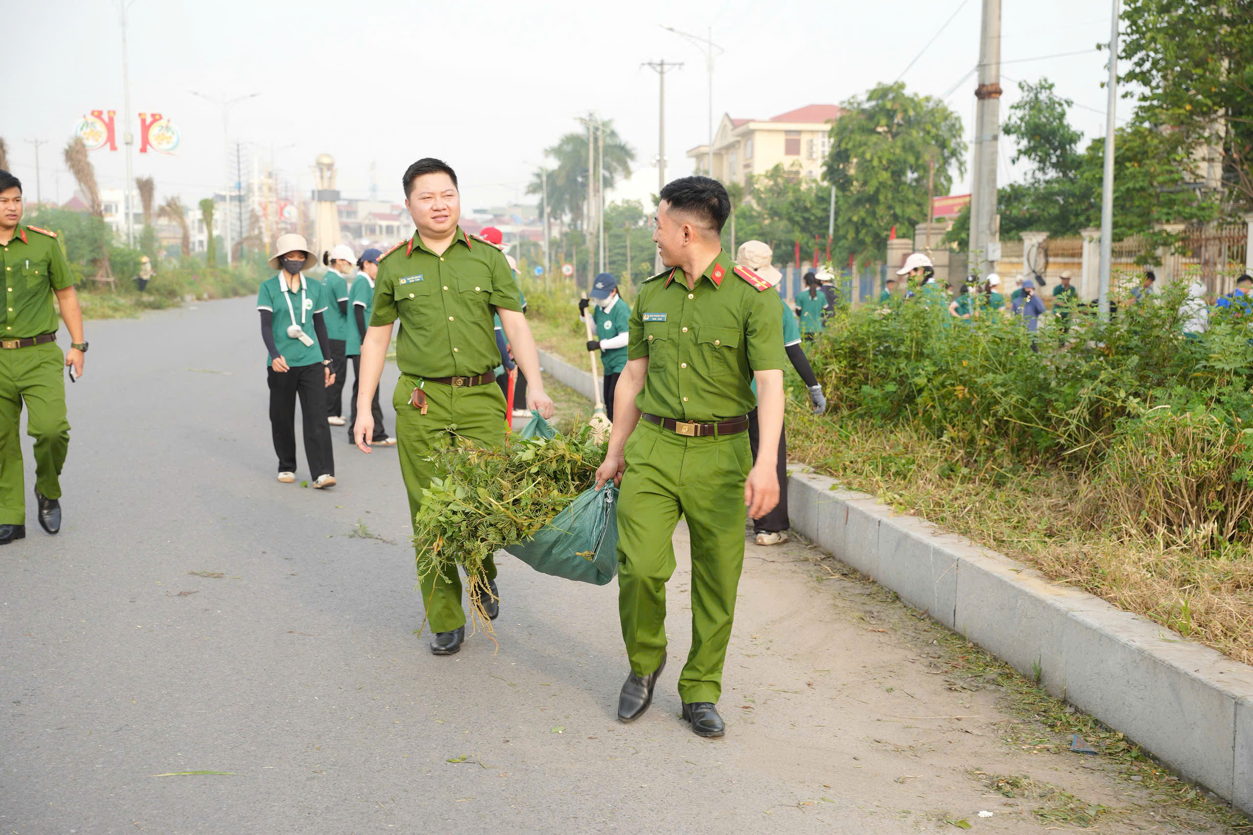 Chi đoàn Công an xã Triệu Việt Vương phối hợp dọn vệ sinh môi trường, chung tay xây dựng cảnh quan xanh - sạch - đẹp.