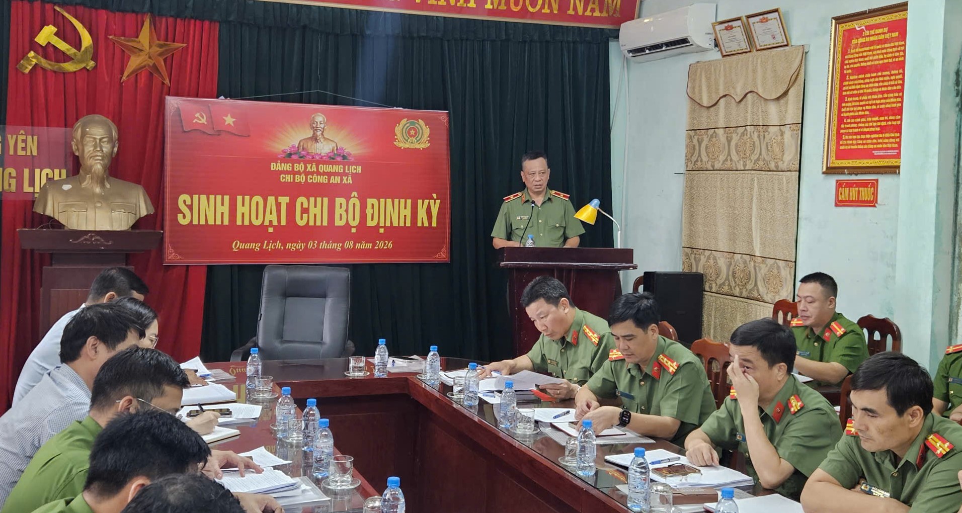Đồng chí Thiếu tướng Trần Xuân Ánh, Bí thư Đảng ủy, Giám đốc Công an tỉnh dự sinh hoạt chi bộ tại Chi bộ Công an xã Quang Lịch
