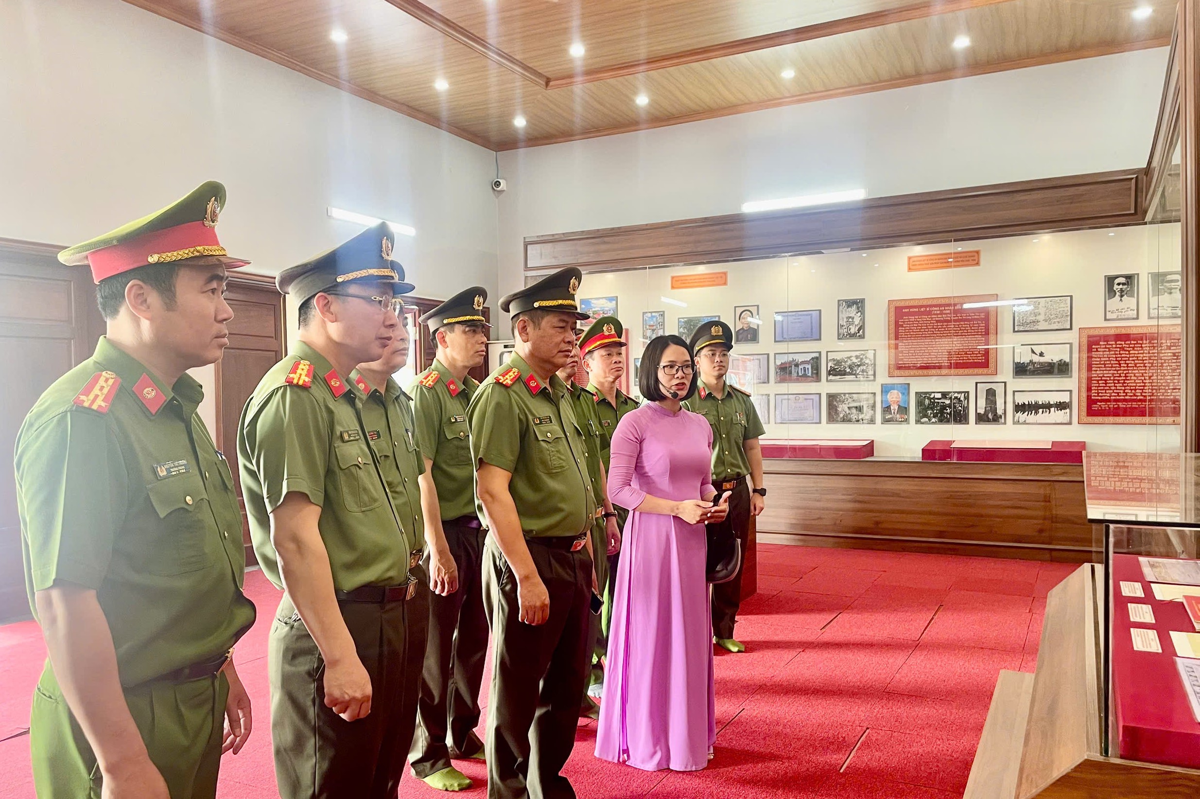 Công an tỉnh Hưng Yên: Tổ chức Lễ dâng hoa, dâng hương tưởng niệm Anh hùng liệt sĩ Công an nhân dân Bùi Thị Cúc