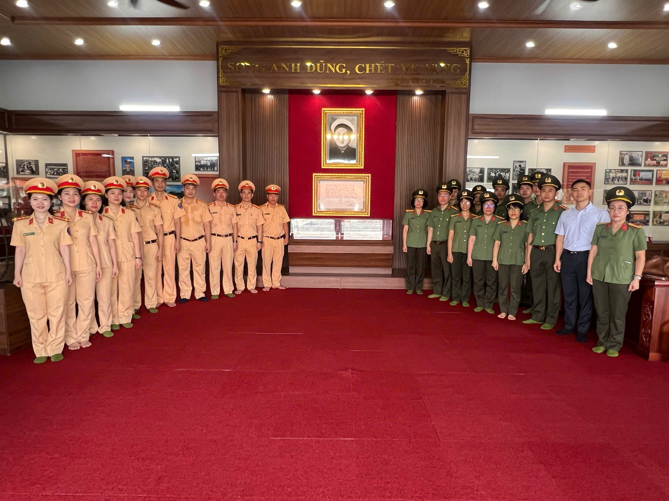 Cục Pháp chế và Cải cách hành chính, tư pháp - Bộ Công an tổ chức Lễ dâng hoa, dâng hương tưởng niệm Anh hùng liệt sĩ Công an nhân dân Bùi Thị Cúc