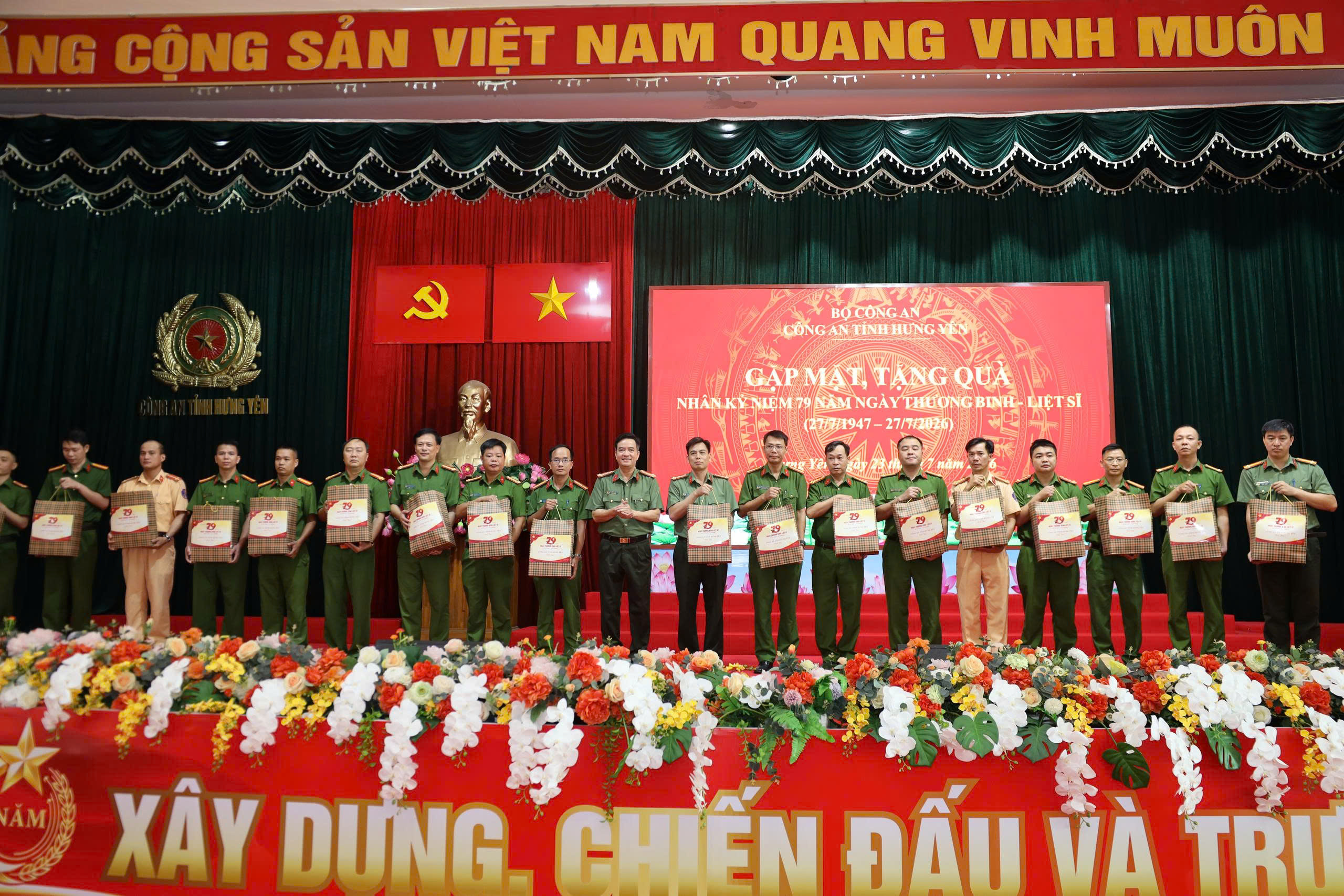 Công an tỉnh Hưng Yên gặp mặt cán bộ chiến sĩ là Thương binh, thân nhân Liệt sĩ nhân kỷ niệm 79 năm ngày Thương binh Liệt sĩ