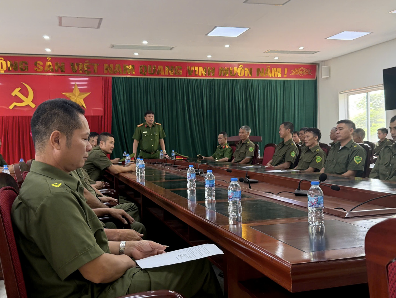 Công an xã Ân Thi công bố quyết định kiện toàn lực lượng và giao ban công tác với lực lượng tham gia bảo vệ an ninh, trật tự ở cơ sở.
