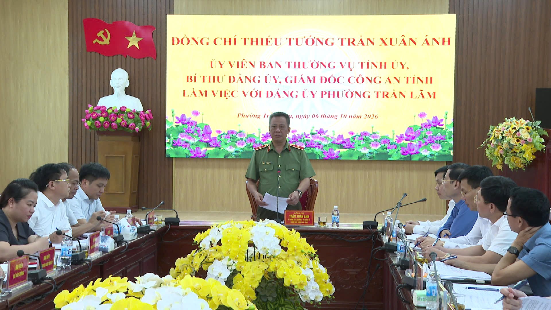 Đồng chí Thiếu tướng Trần Xuân Ánh, Ủy viên Ban Thường vụ Tỉnh ủy, Bí thư Đảng ủy, Giám đốc Công an tỉnh làm việc với Đảng ủy phường Trần Lãm