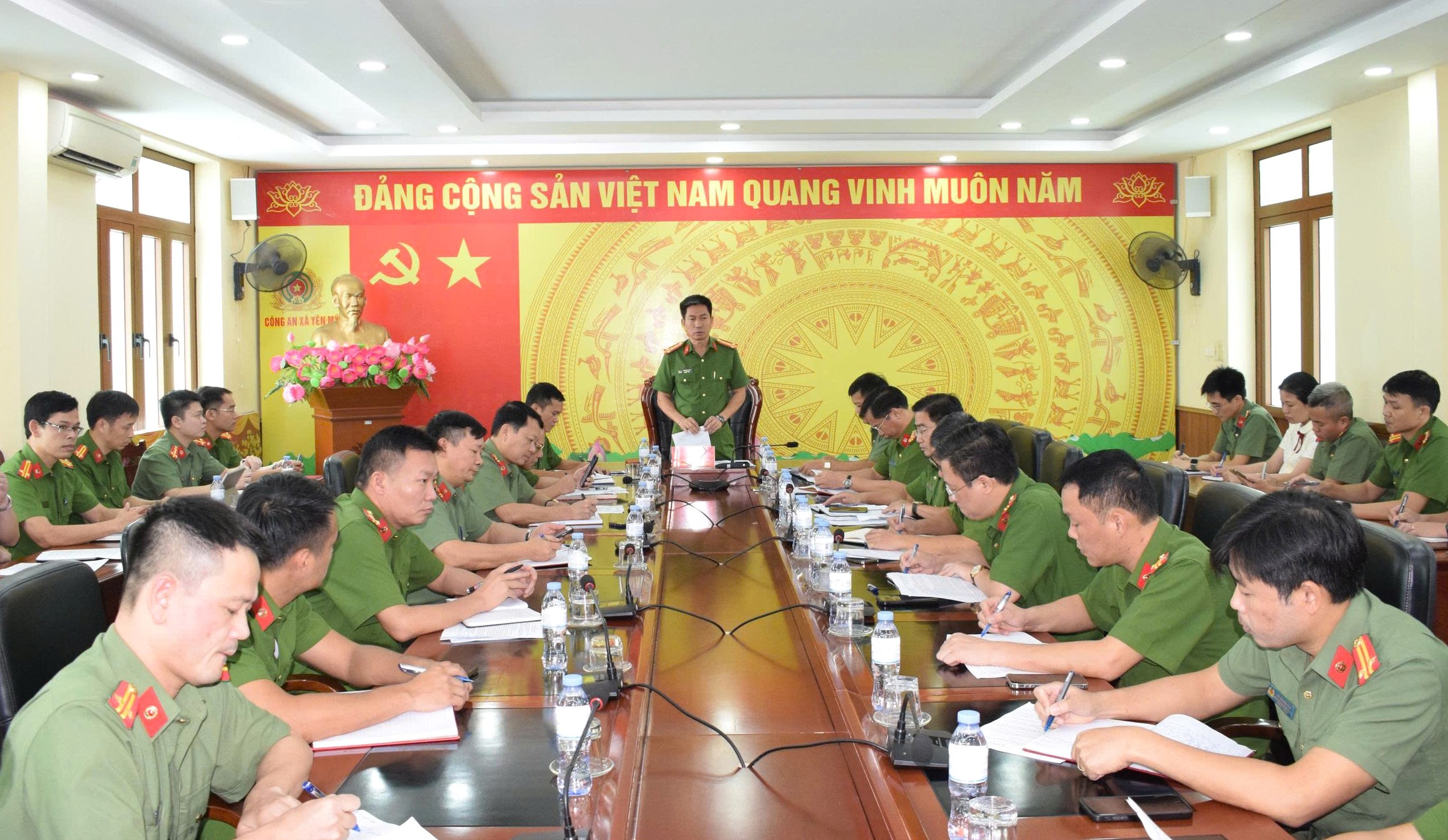 Đồng chí Đại tá Cao Minh Tuấn, Phó Giám đốc Công an tỉnh làm việc với Công an các xã