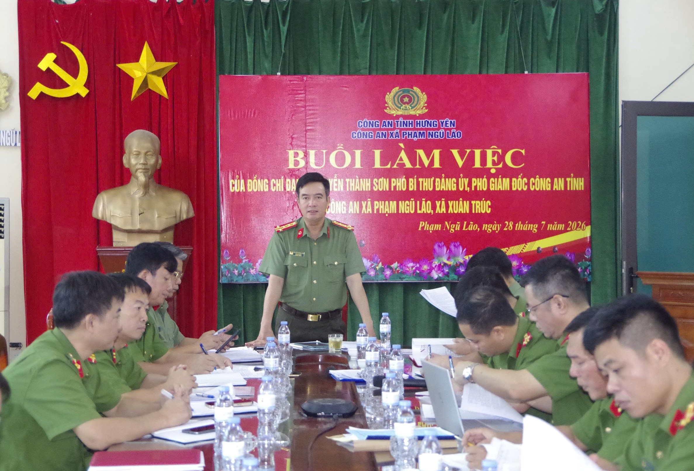 Đồng chí Đại tá Nguyễn Thành Sơn, Phó Bí thư Đảng ủy, Phó Giám đốc Công an tỉnh làm việc với Công an Phạm Ngũ Lão, Xuân Trúc
