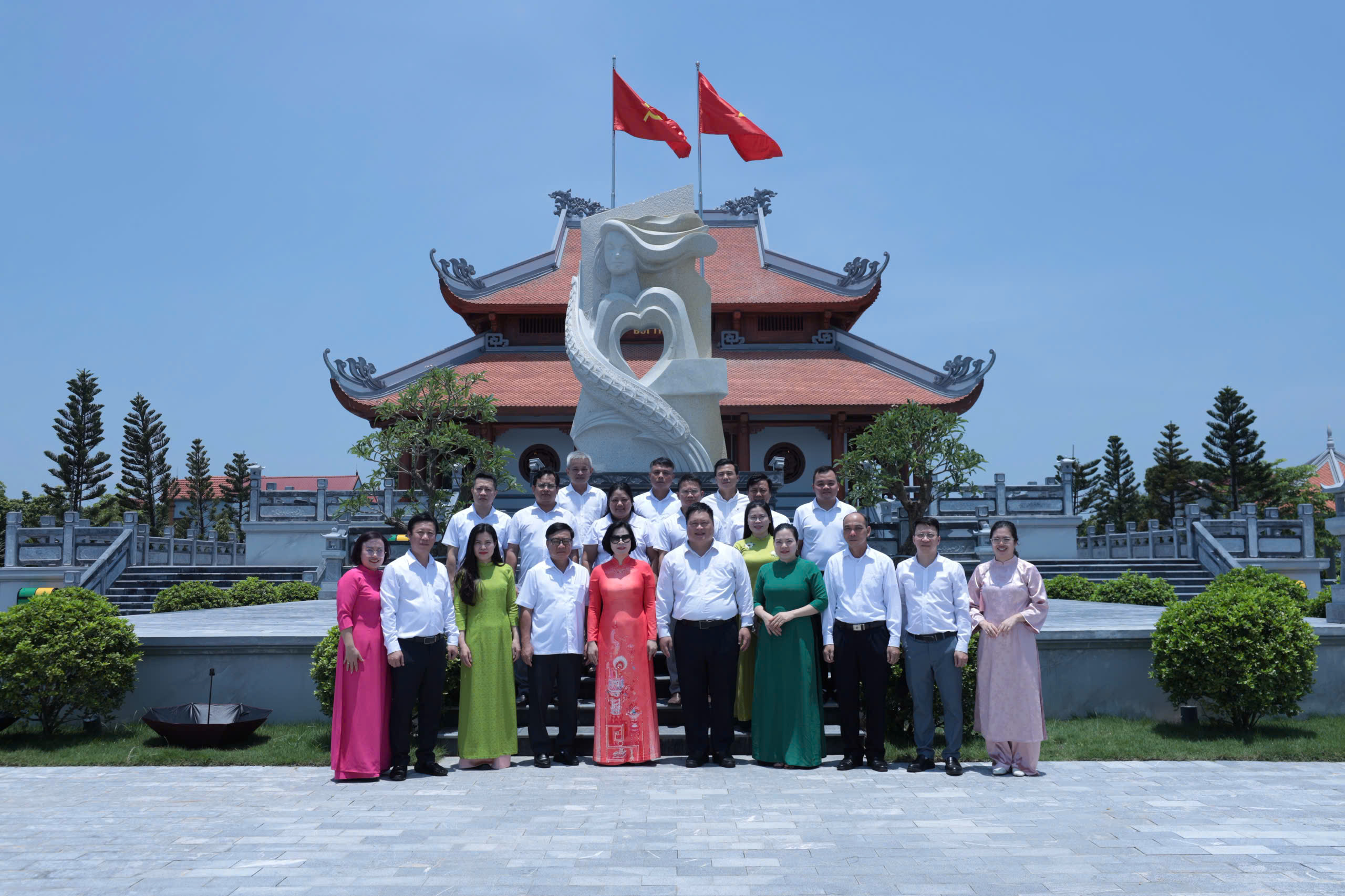 Đoàn công tác Đảng ủy phường Tuần Châu  dâng hương tưởng niệm Anh hùng liệt sĩ Công an Nhân dân Bùi Thị Cúc