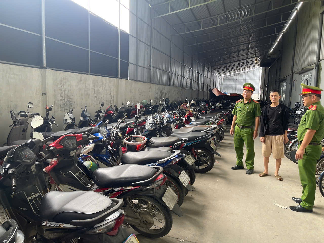 Công an xã Tân Tiến triển khai tổng rà soát phương tiện xe mô tô của công nhân tại cụm công nghiệp trên địa bàn xã