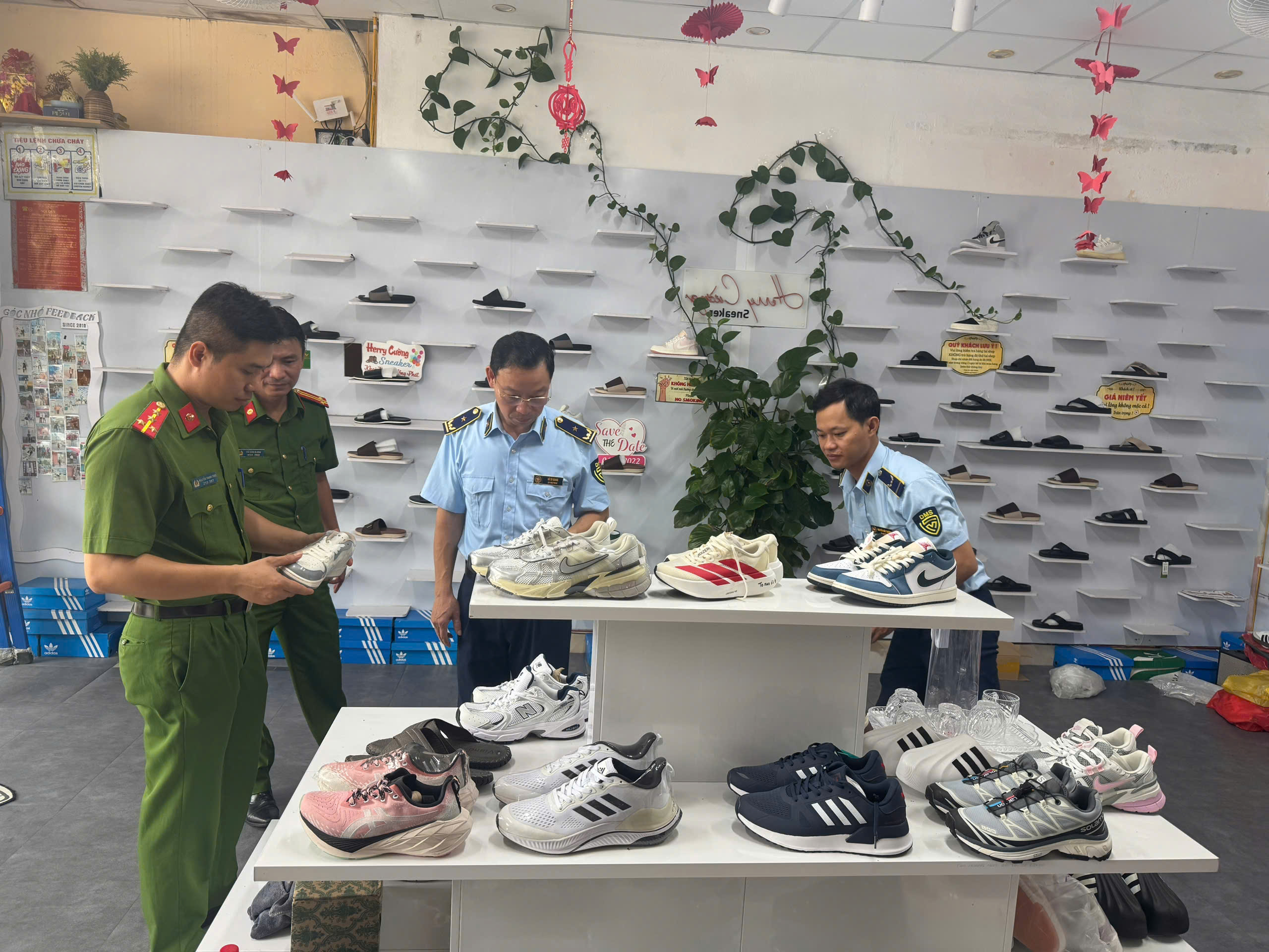 Công an xã Tiền Hải tăng cường phối hợp Đội quản lý thị trường số 8 – Chi cục quản lý thị trường tỉnh Hưng Yên  kiểm tra, xử lý vi phạm liên quan đến Sở hữu trí tuệ trên địa bàn xã