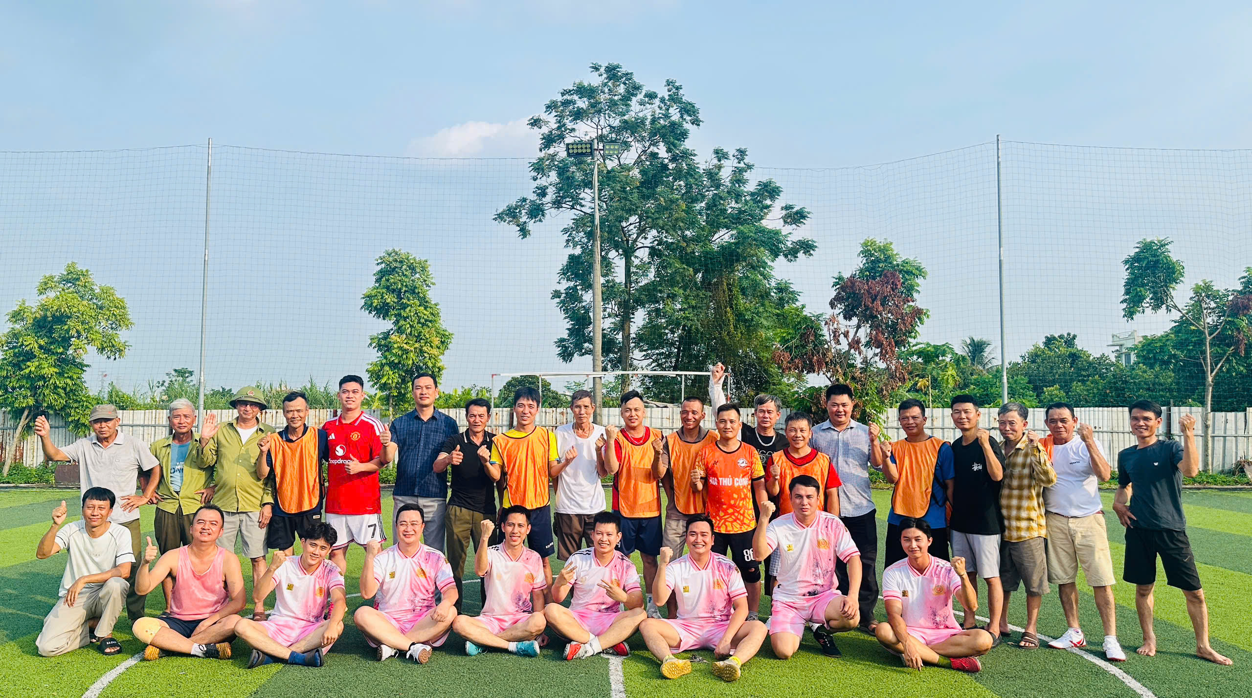 Công an xã Đông Tiên Hưng tổ chức giao lưu bóng đá chào mừng 81 năm Ngày truyền thống CAND và 21 năm Ngày hội toàn dân bảo vệ an ninh Tổ quốc