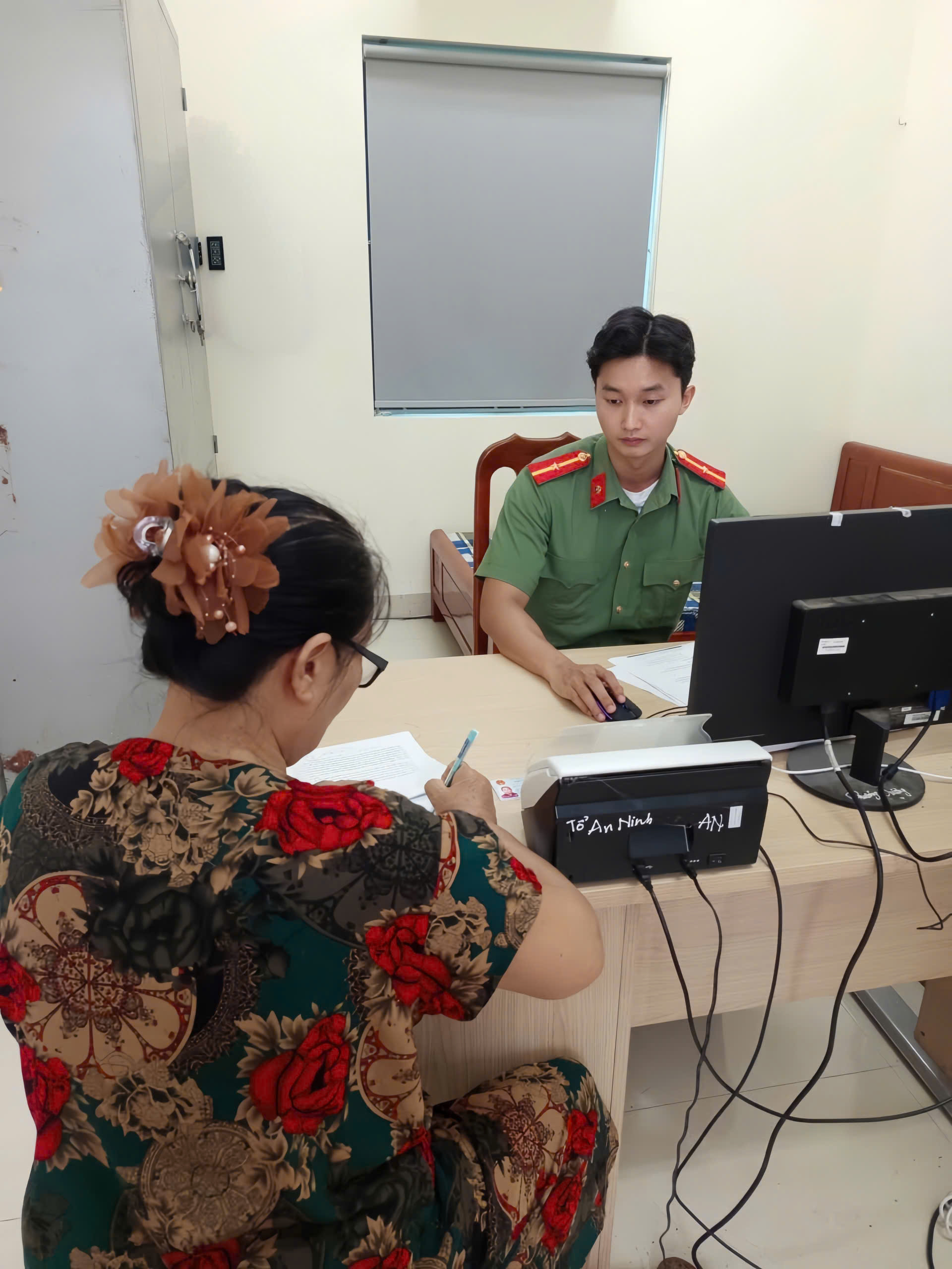 Công an xã Đông Tiên Hưng tuyên truyền, nhắc nhở công dân có bình luận tiêu cực trên mạng xã hội