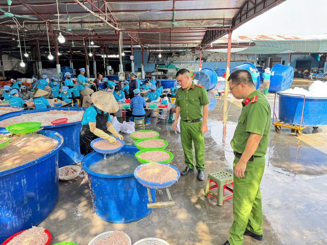 Công an xã Nam Cường tăng cường kiểm tra công tác bảo đảm an toàn thực phẩm các cơ sở, công ty trên địa bàn
