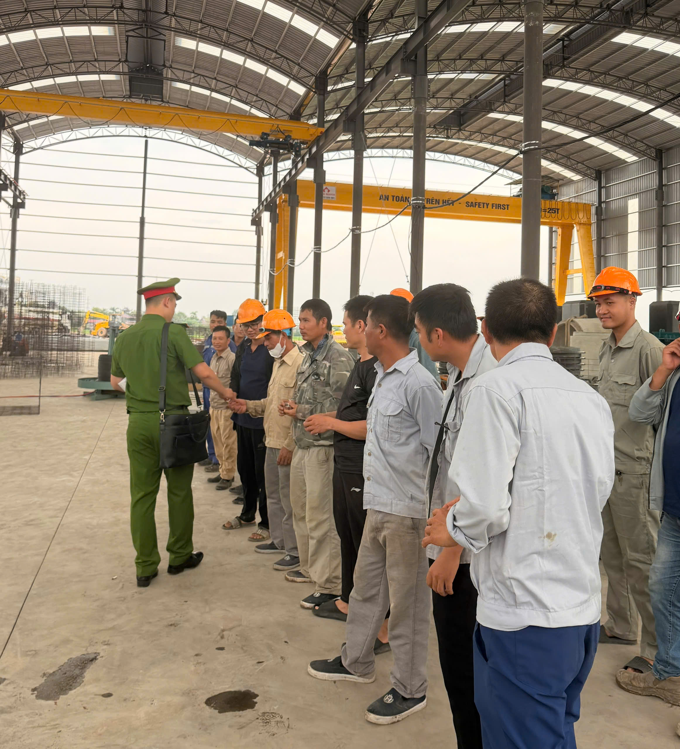Công an xã Đông Tiên Hưng kiểm tra ma túy đối với công nhân tại cụm công nghiệp trên địa bàn