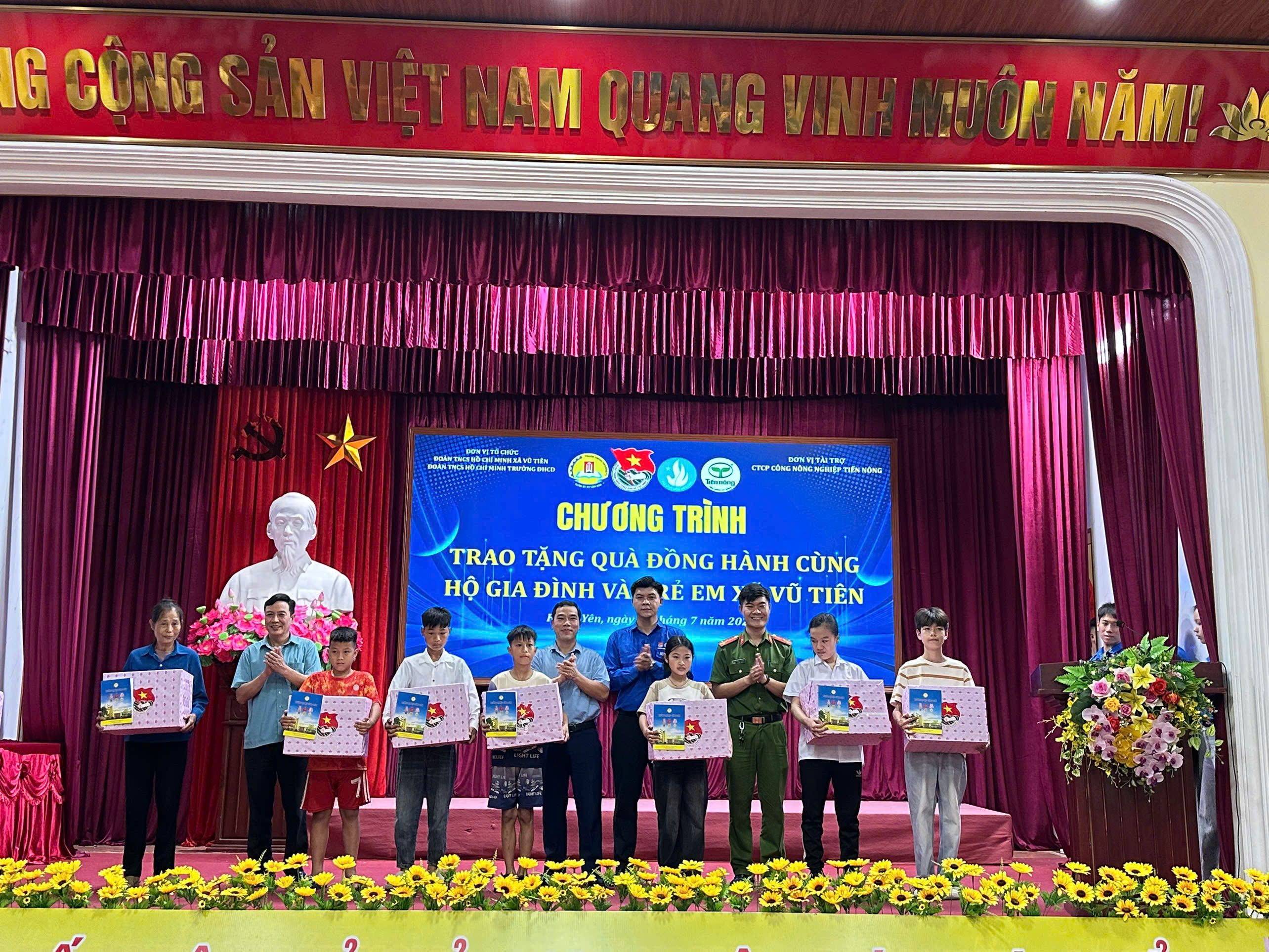 Công an xã Vũ Tiên phối hợp đoàn thanh niên Trường Đại học Công đoàn tặng quà các hộ gia đình và trẻ em có hoàn cảnh khó khăn