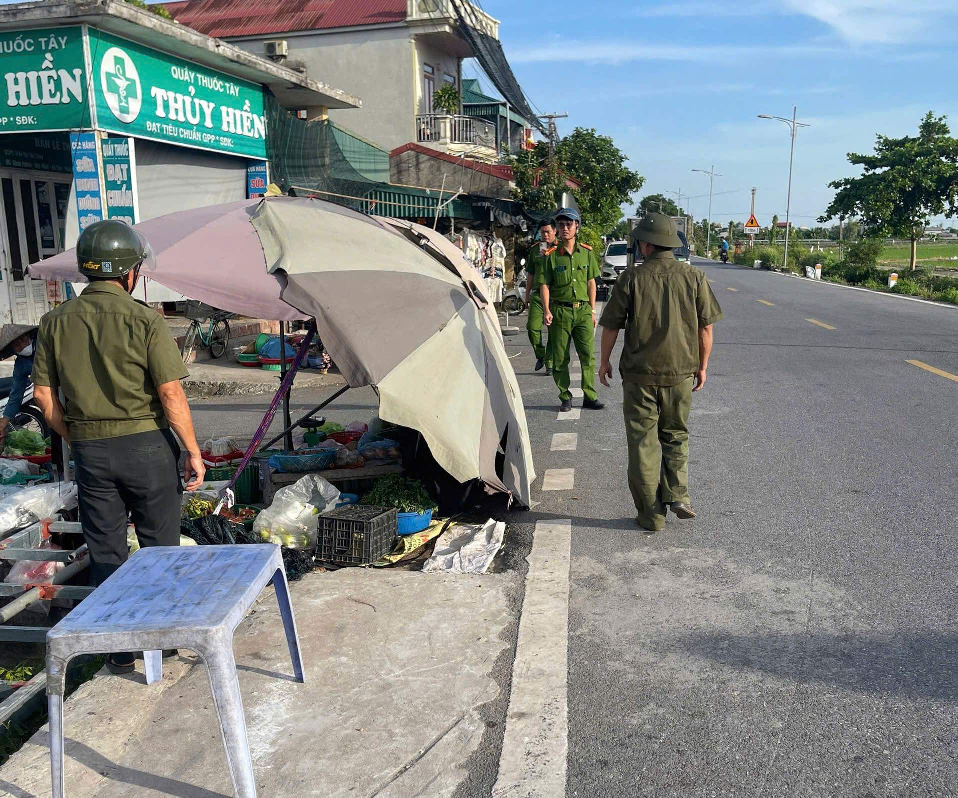 Công an xã Vũ Tiên phối hợp cùng Phòng Kinh tế - Hạ tầng xã tổ chức giải tỏa hành lang an toàn giao thông trên tuyến đường tỉnh 463 và chợ cóc tự phát