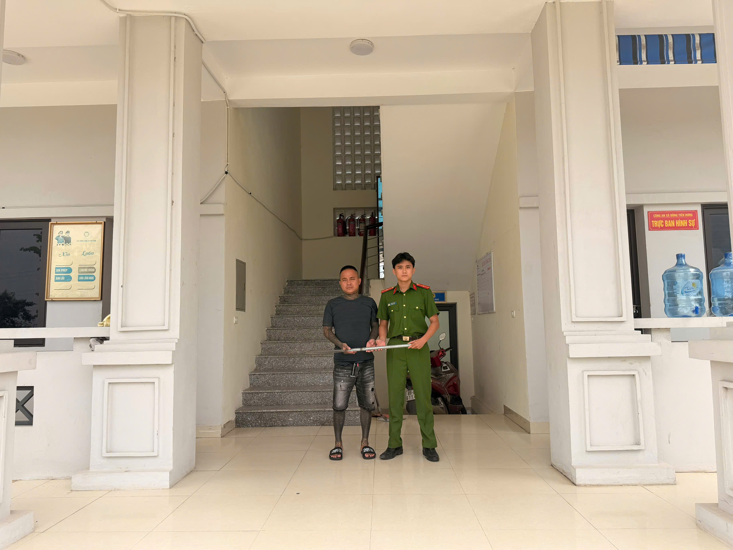 Công an xã Đông Tiên Hưng vận động người dân giao nộp vũ khí, vật liệu nổ, công cụ hỗ trợ