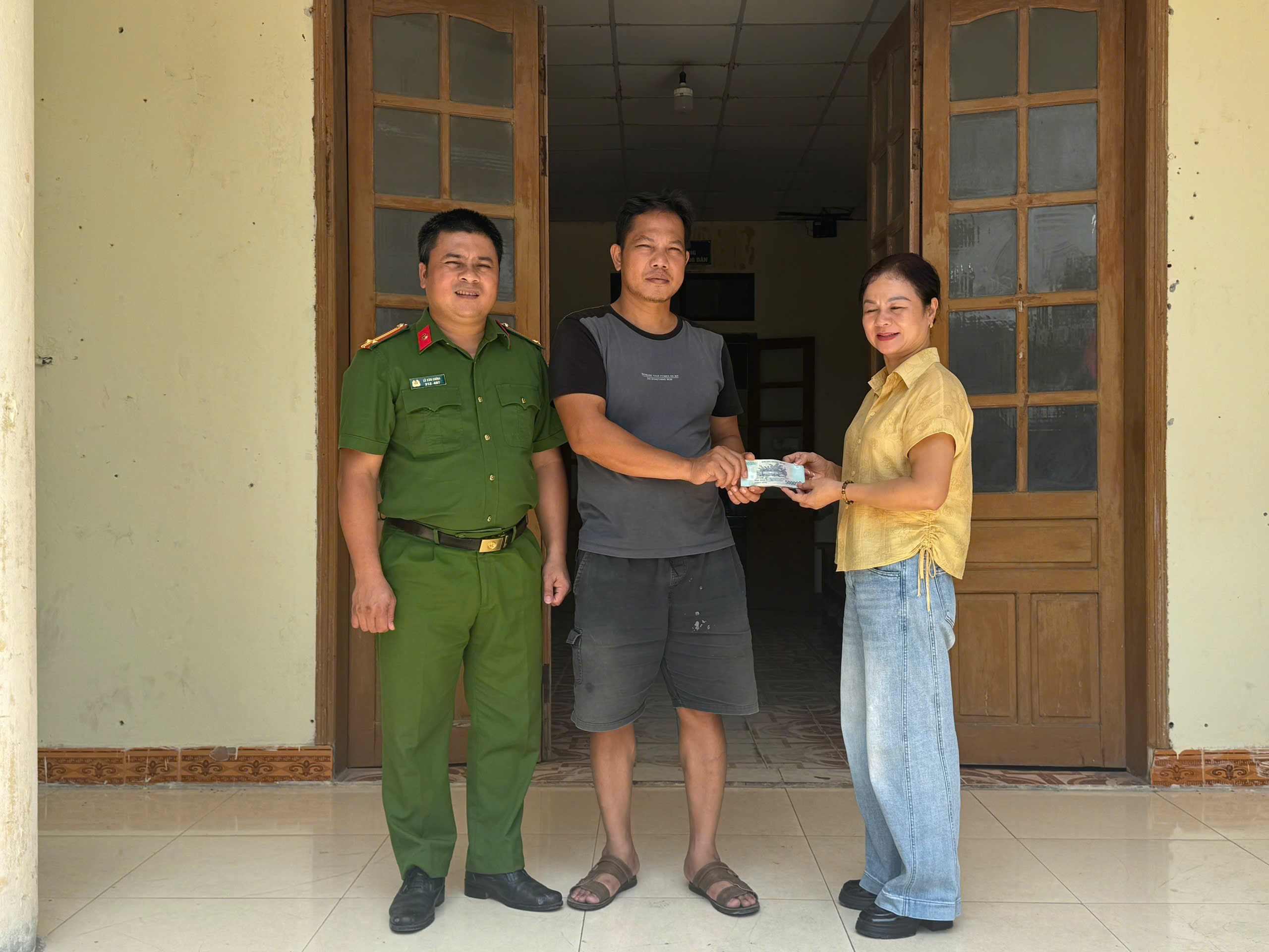 Công an xã Lê Quý Đôn lan tỏa gương người tốt, việc tốt, hỗ trợ trao trả 20 triệu đồng do chuyển nhầm