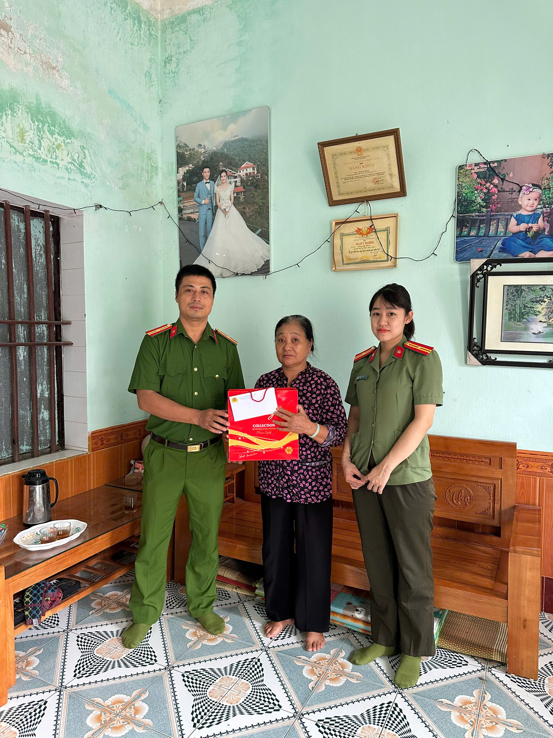 Công an xã Thư Vũ thắp hương tri ân và thăm hỏi, động viên gia đình Liệt sỹ trên địa bàn nhân kỷ niệm 79 năm ngày Thương binh – Liệt sỹ