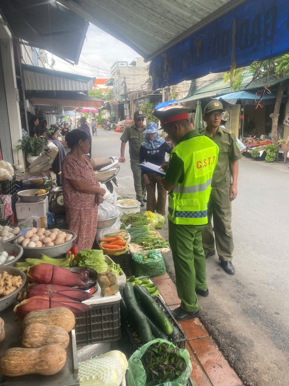 Công an xã Thư Vũ đẩy mạnh tuyên truyền, ký cam kết giải tỏa hành lang an toàn giao thông trên địa bàn
