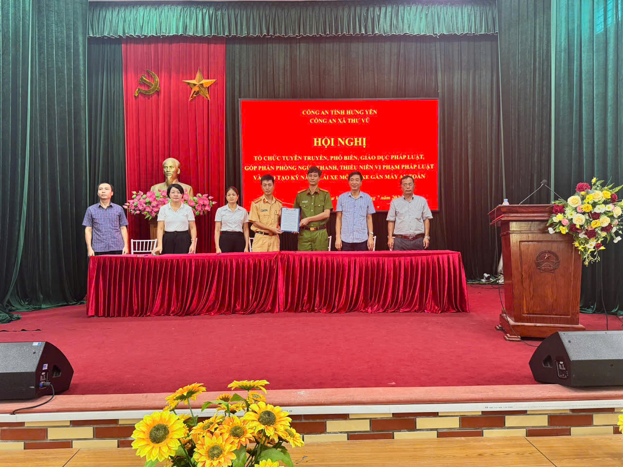 Công an xã Thư Vũ tổ chức Hội nghị tuyên truyền, phố biến giáo dục pháp luật, góp phần phòng ngừa thanh, thiếu niên vi phạm pháp luật và đào tạo kỹ năng lái xe mô tô, xe gắn máy an toàn
