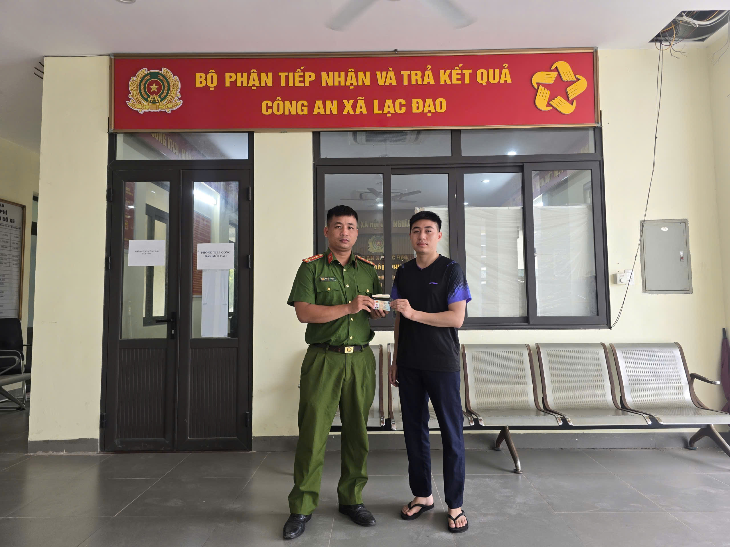 Công an xã Lạc Đạo nhanh chóng xác minh, trao trả tài sản cho người dân đánh rơi