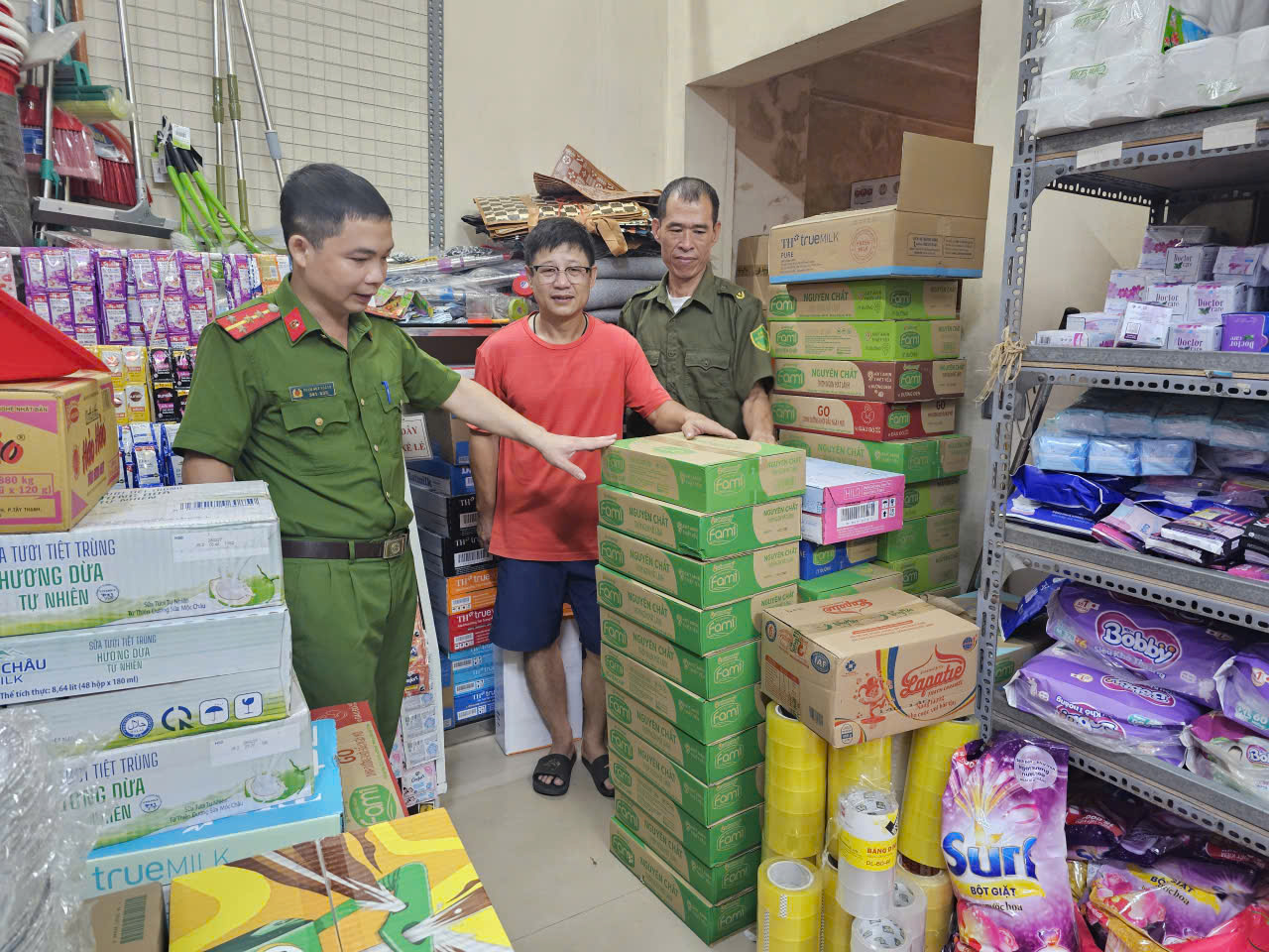 Công an xã Lạc Đạo tuyên truyền, hướng dẫn công tác PCCC và CNCH đối với nhà ở kết hợp sản xuất, kinh doanh