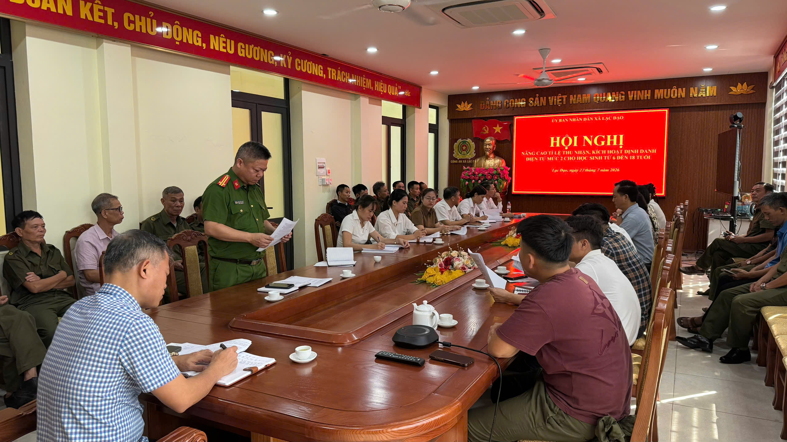 Công an xã Lạc Đạo tham mưu tổ chức Hội nghị triển khai giải pháp nâng cao tỷ lệ thu nhận, kích hoạt tài khoản VNeID mức độ 2 cho học sinh từ 6 đến 18 tuổi
