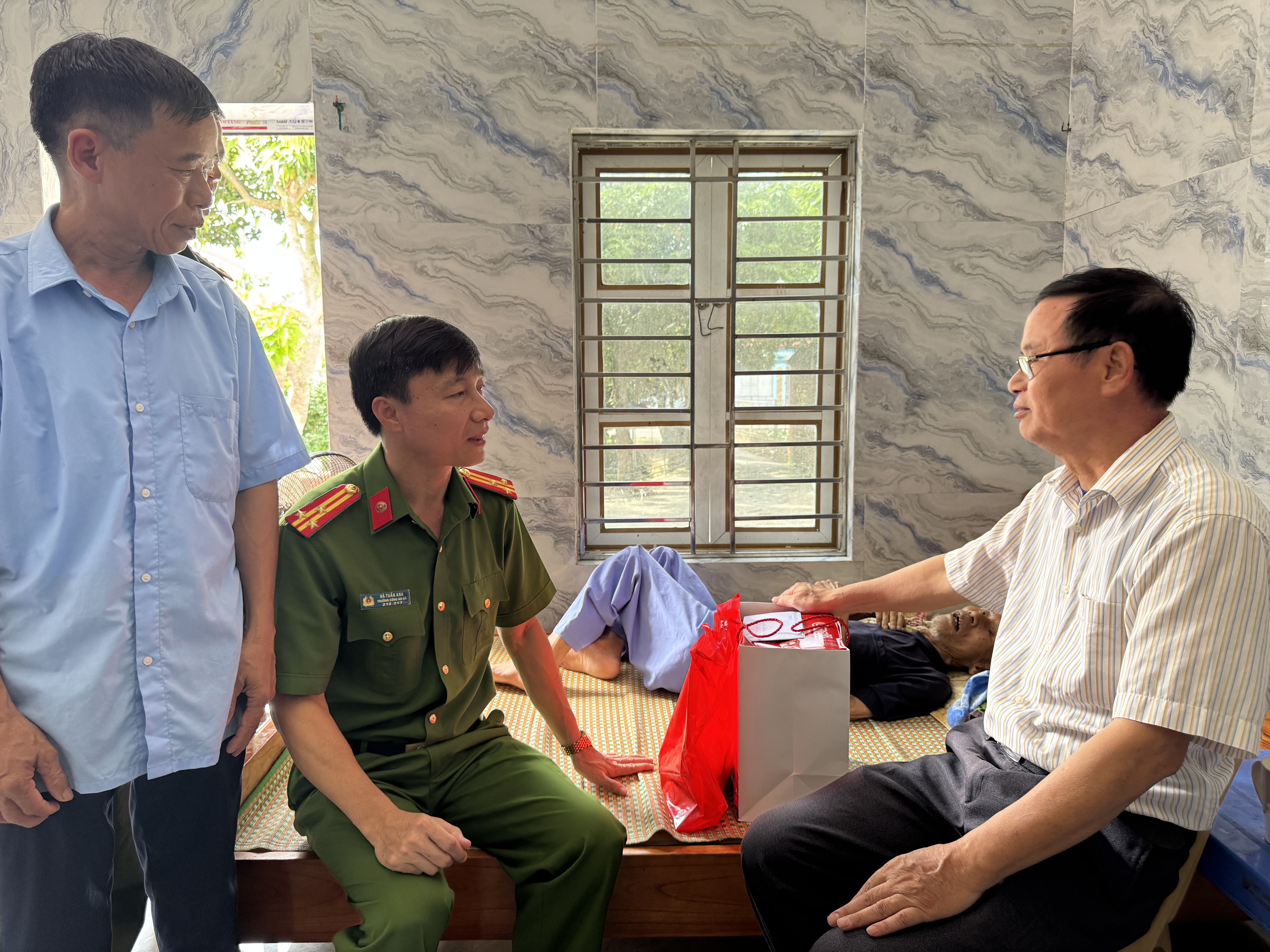 Công an xã Tây Thái Ninh phối hợp Đảng ủy xã tổ chức thăm hỏi, tặng quà người có công và thân nhân người có công trên địa bàn