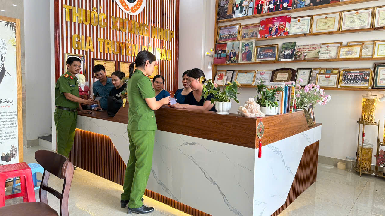 Công an xã Nguyễn Du đẩy mạnh hướng dẫn công dân thực hiện Luật cư trú và thông báo lưu trú trên ứng dụng VNeID