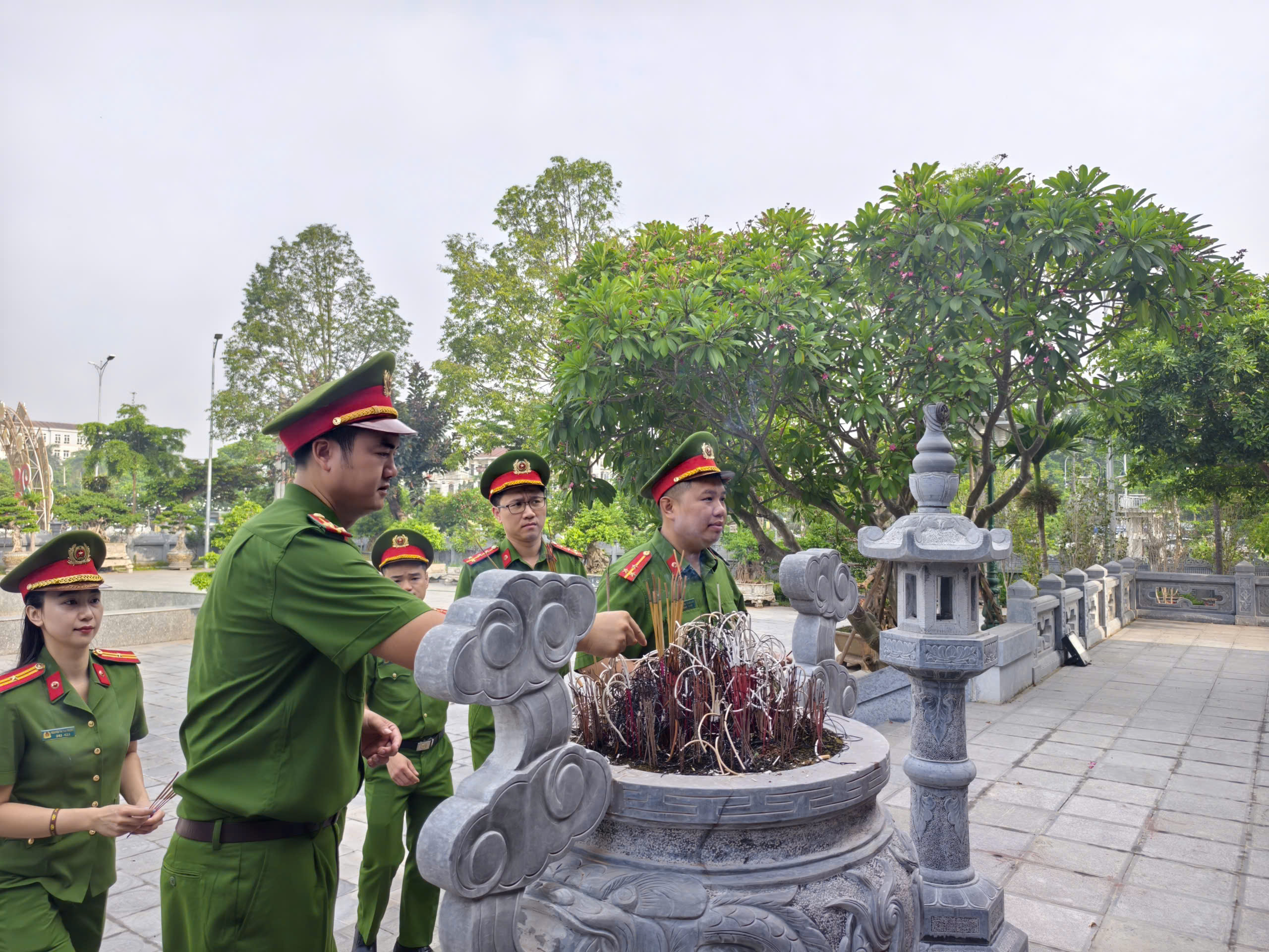 Chi đoàn Công an xã Văn Giang lan tỏa tinh thần “đền ơn đáp nghĩa” nhân kỷ niệm 79 năm Ngày thương binh - liệt sĩ (27/7/1947 - 27/7/2026)