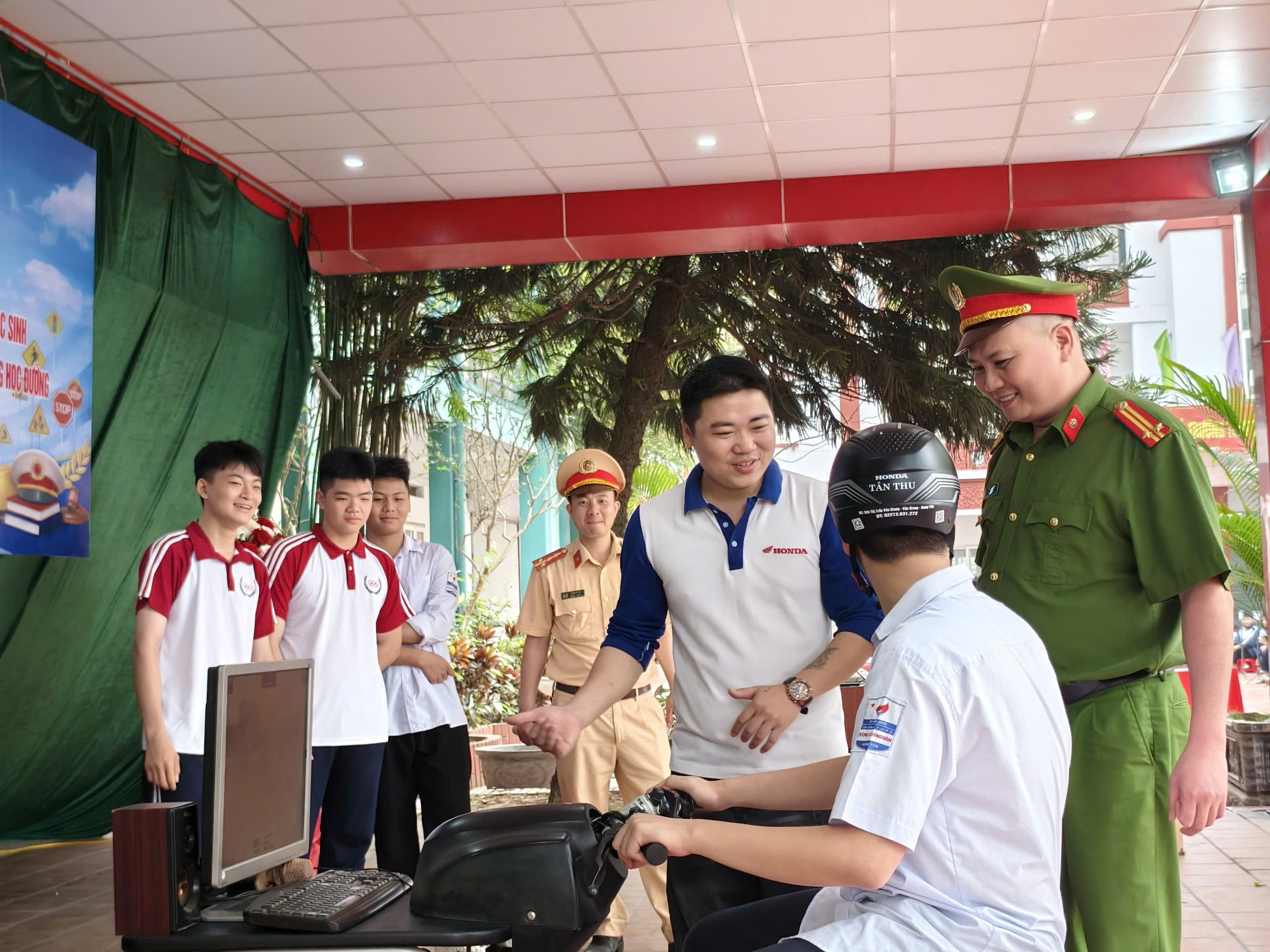 Công an xã Văn Giang tăng cường quản lý, giáo dục thanh thiếu niên có hành vi vi phạm pháp luật về trật tự công cộng, trật tự an toàn giao thông