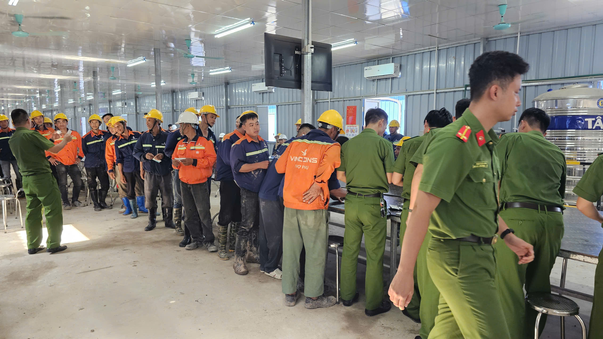 CÔNG AN PHƯỜNG PHỐ HIẾN TỔ CHỨC KIỂM TRA, TEST NHANH MA TÚY ĐỐI VỚI NGƯỜI LAO ĐỘNG TẠI DỰ ÁN NHÀ Ở XÃ HỘI PHỐ HIẾN