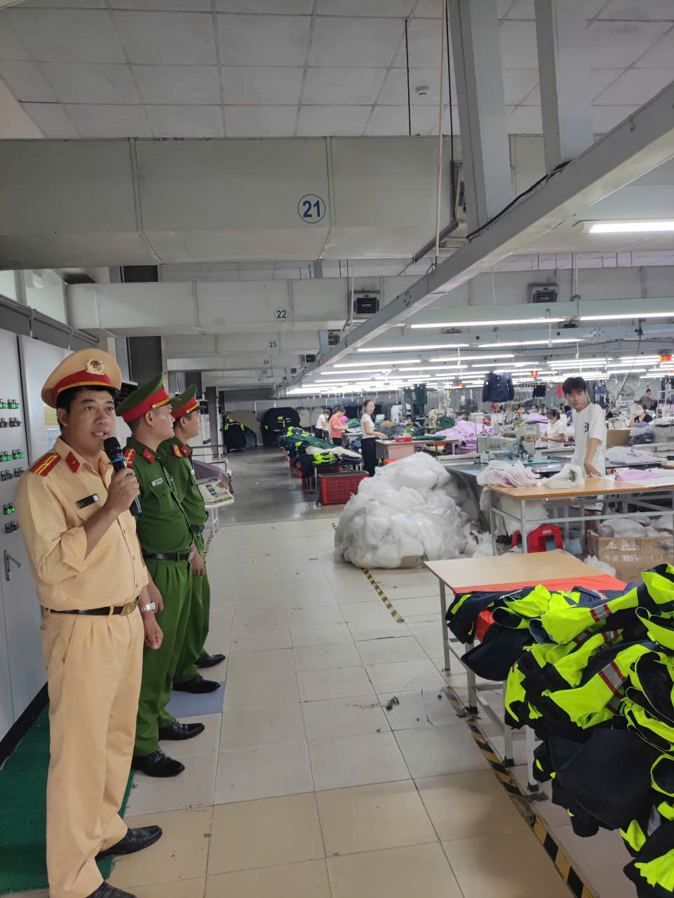 Công an xã A Sào phối hợp trạm Cảnh sát Giao thông cầu nghìn tuyên truyền pháp luật về trật tự an toàn giao thông trên địa bàn