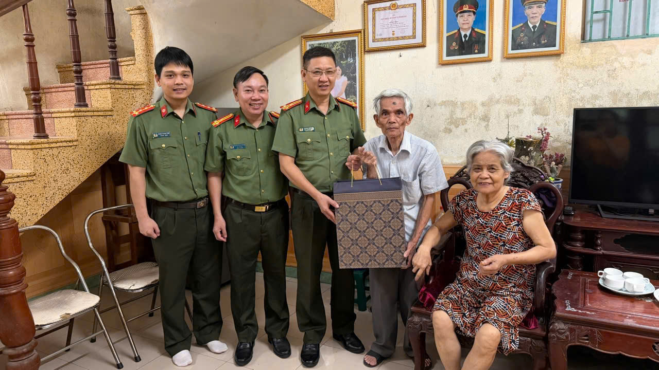 Phòng Tham mưu Công an tỉnh Hưng Yên thăm, tặng quà thân nhân cán bộ, chiến sĩ nhân Kỷ niệm 79 năm Ngày Thương binh - Liệt sĩ