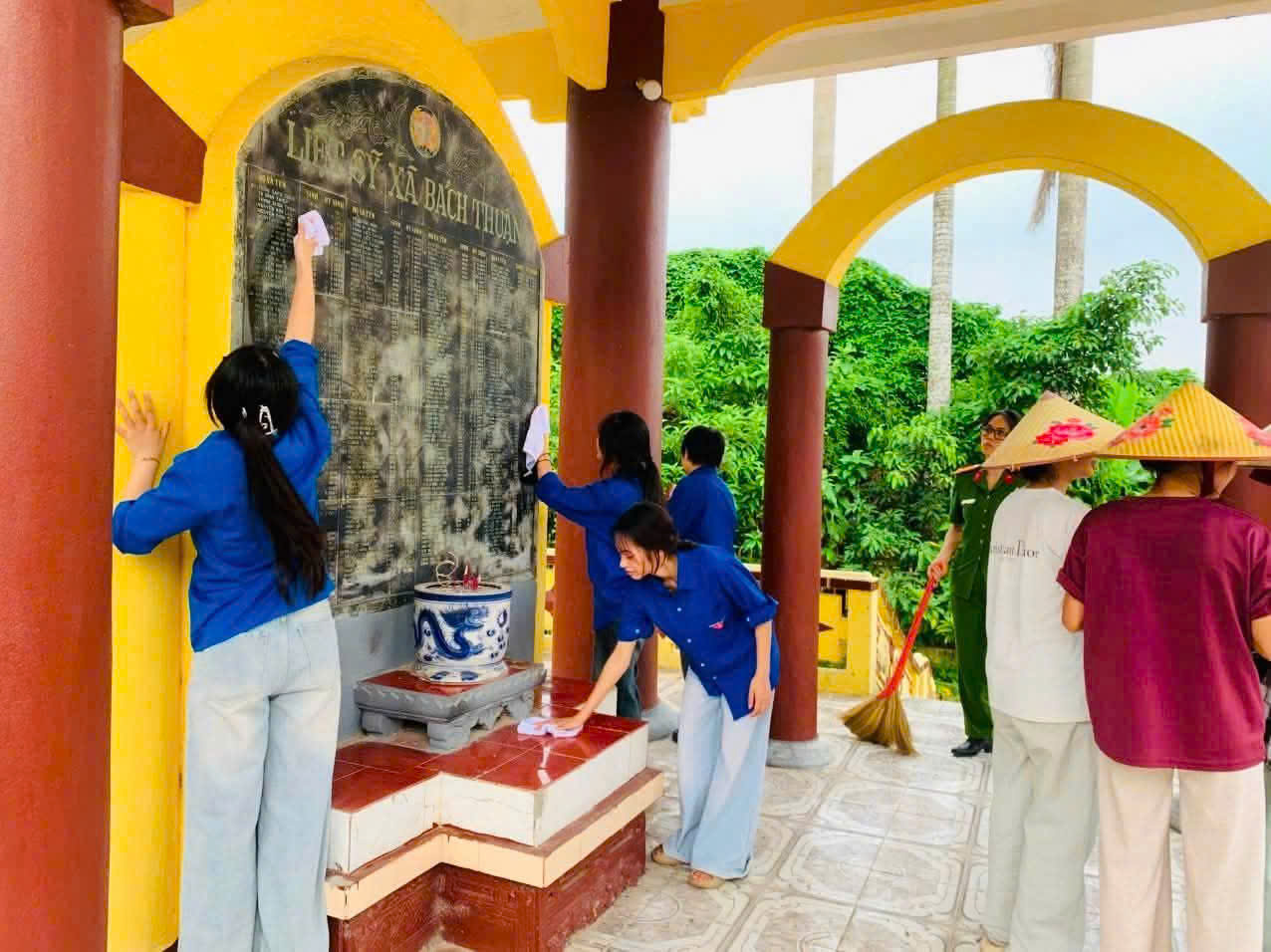Công an xã Tân Thuận phối hợp với Đoàn Thanh niên xã ra quân dọn dẹp, chỉnh trang cảnh quan tại các công trình ghi công Liệt sĩ