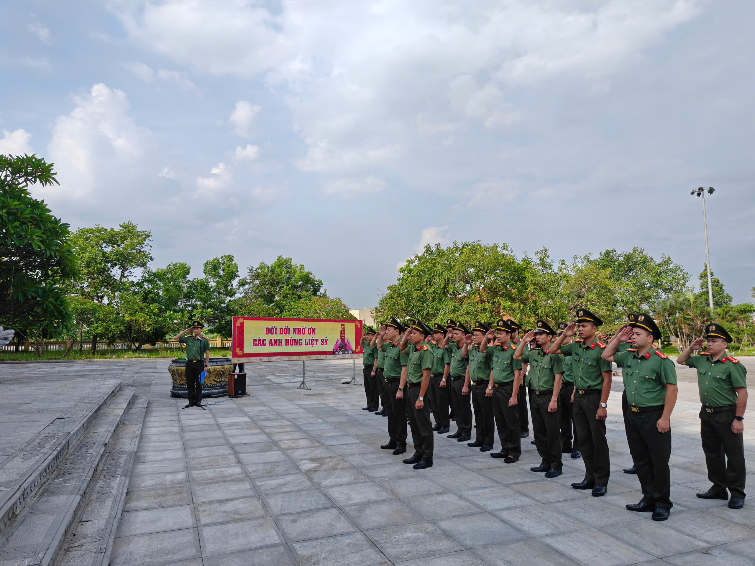 Phòng An ninh điều tra tổ chức chương trình dâng hương, dâng hoa Nhân dịp kỷ niệm 79 năm Ngày Thương binh - Liệt sỹ (27/7/1947 - 27/7/2026)