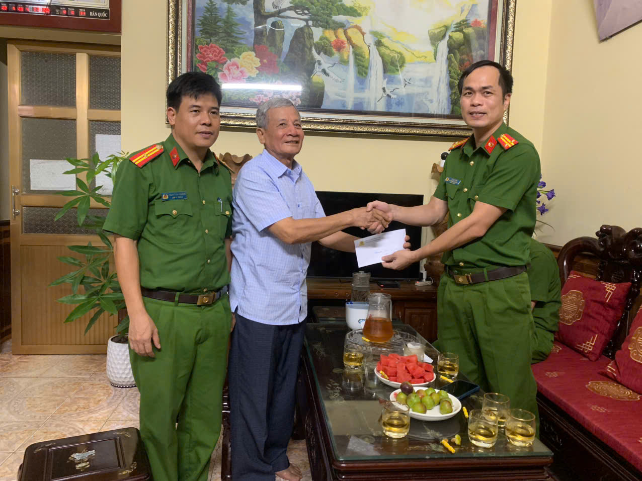 Công an xã Nghĩa Dân tổ chức thăm hỏi, tặng quà thân nhân liệt sĩ nhân kỷ niệm 79 năm Ngày Thương binh - Liệt sĩ (27/7/1947 - 27/7/2026)