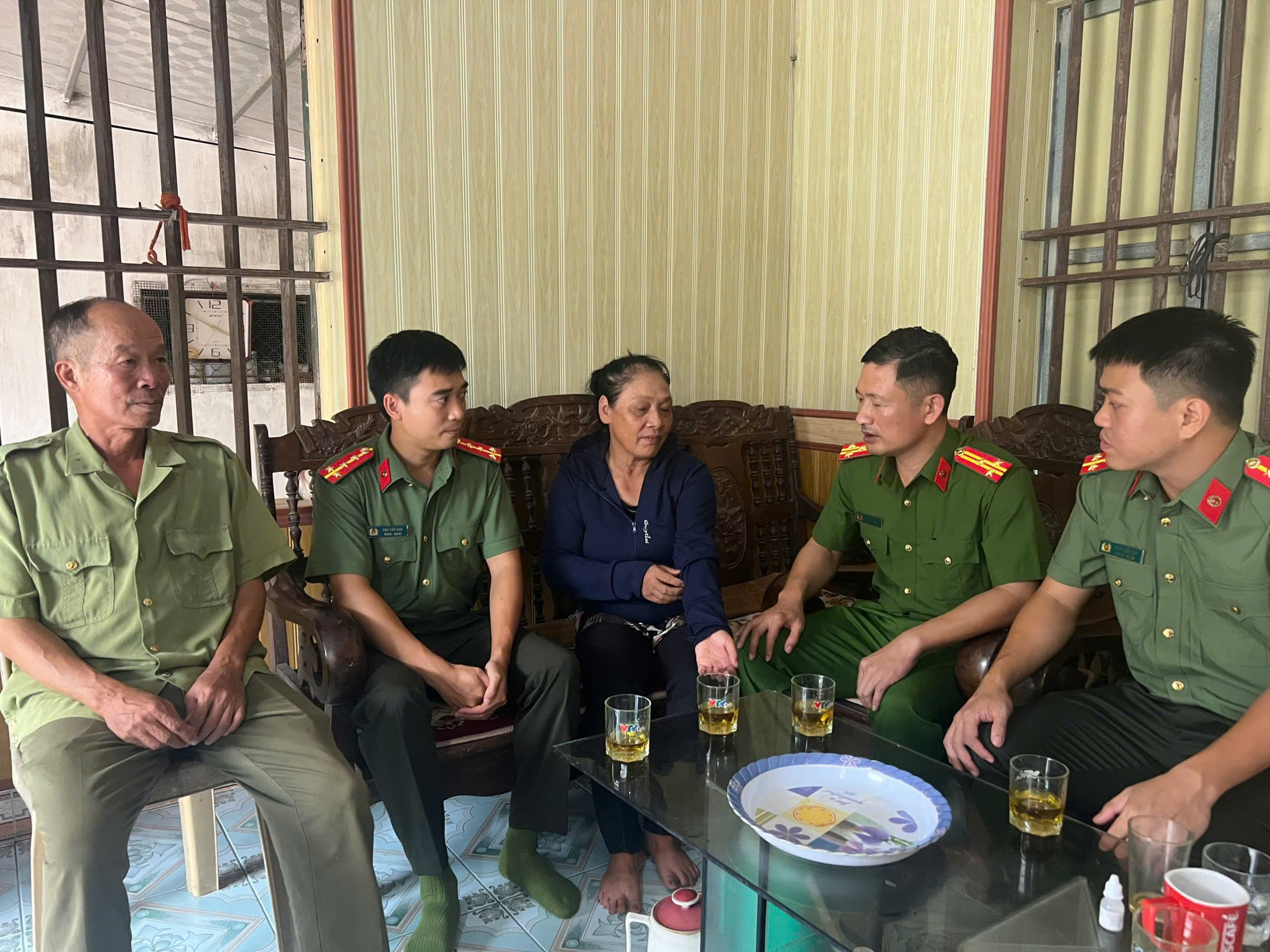 CÔNG AN XÃ TÂY THỤY ANH THĂM, TẶNG QUÀ CÁC GIA ĐÌNH LIỆT SĨ CÔNG AN NHÂN DÂN NHÂN DỊP KỶ NIỆM 79 NĂM NGÀY THƯƠNG BINH - LIỆT SĨ
