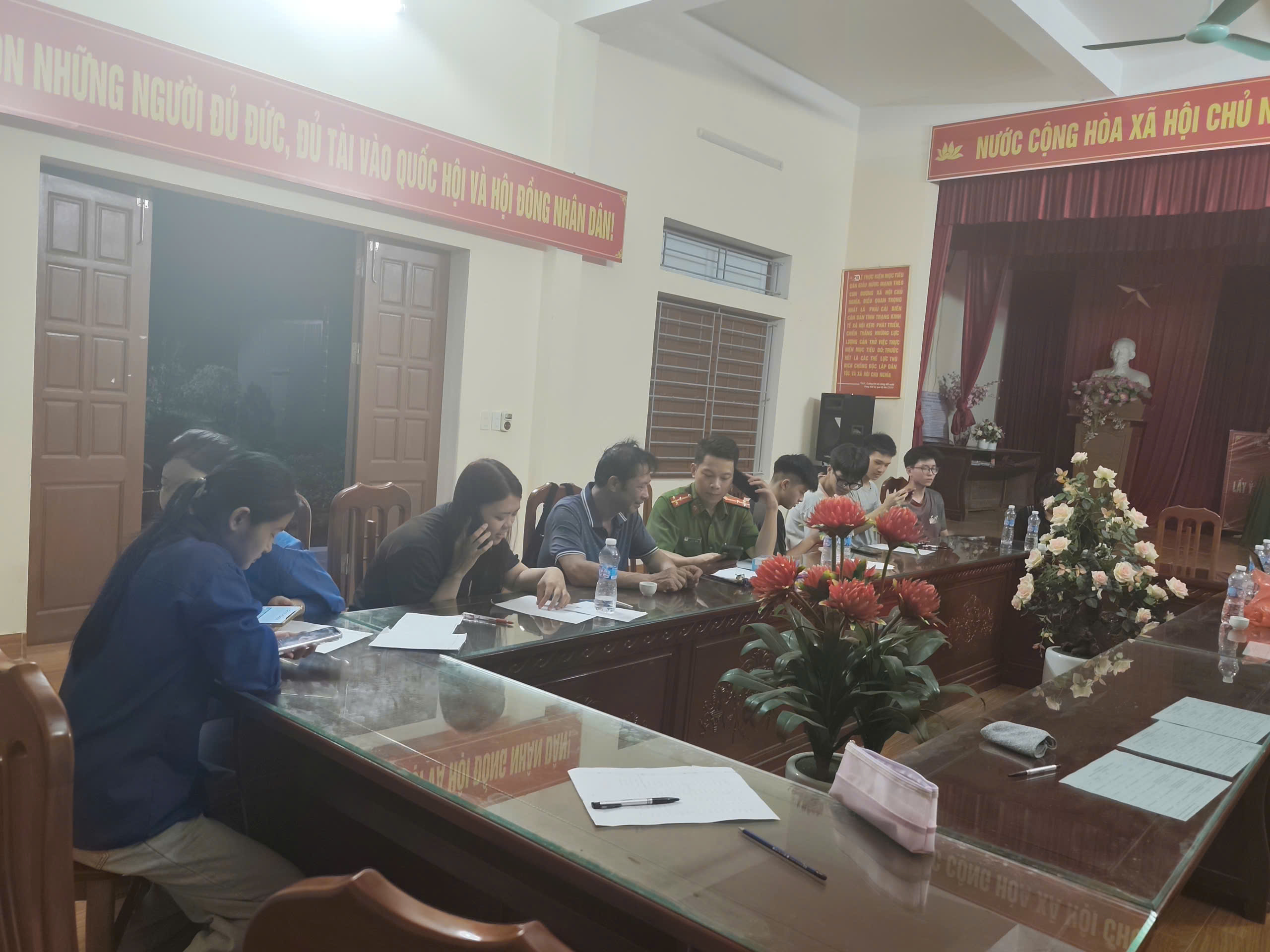 CÔNG AN XÃ THƯ TRÌ TÍCH CỰC PHỐI HỢP KÍCH HOẠT ĐỊNH DANH ĐIỆN TỬ MỨC ĐỘ 2 CHO NHÂN DÂN ĐỊA PHƯƠNG