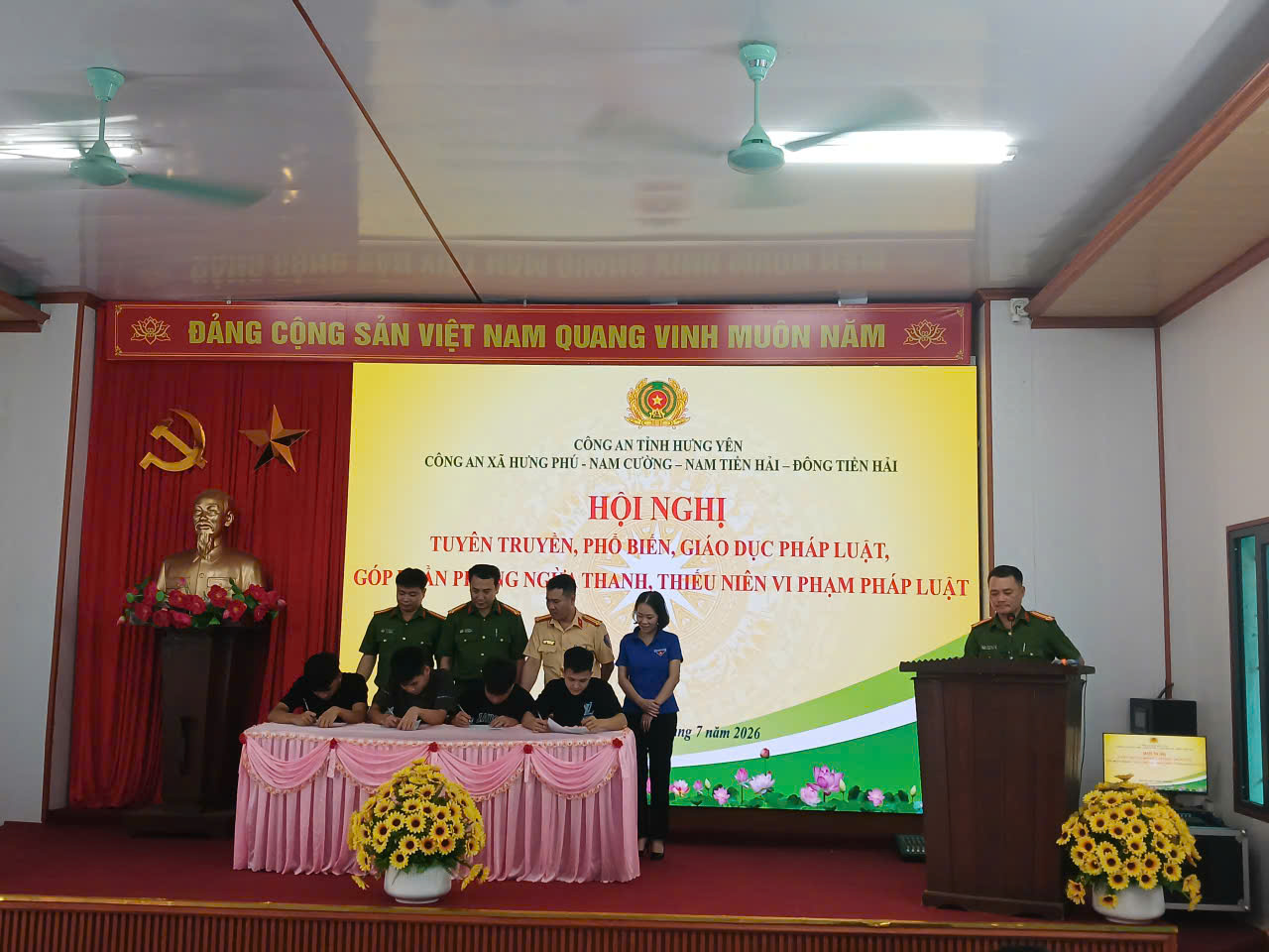 Công an xã Hưng Phú chủ trì phối hợp tổ chức tuyên truyền pháp luật, kiên quyết phòng ngừa và ngăn chặn thanh thiếu niên vị phạm pháp luật.