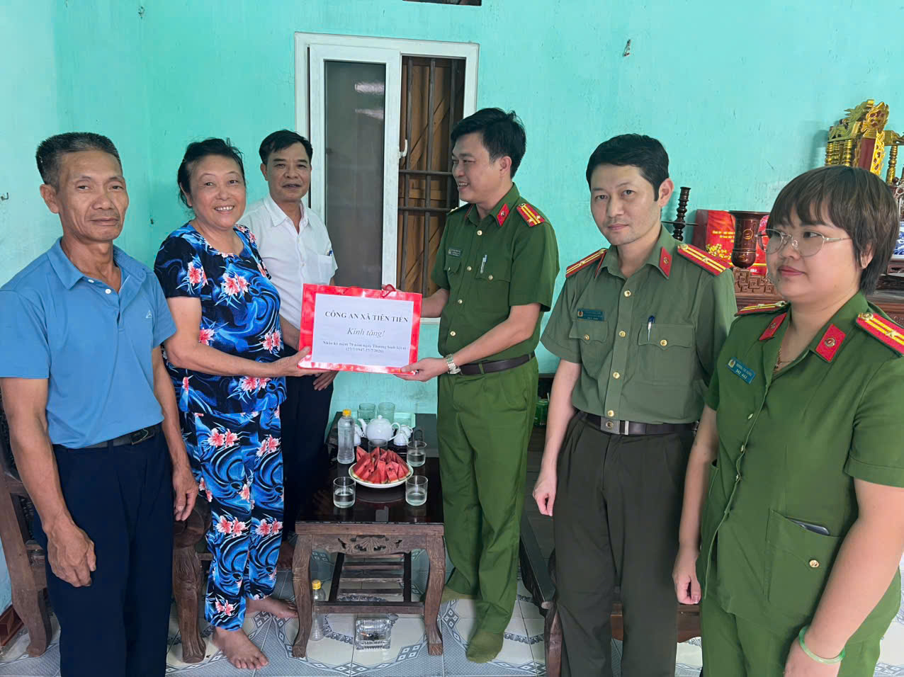 CÔNG AN XÃ TIÊN TIẾN TRI ÂN CÁC GIA ĐÌNH CHÍNH SÁCH NHÂN KỶ NIỆM 79 NĂM NGÀY THƯƠNG BINH - LIỆT SĨ
