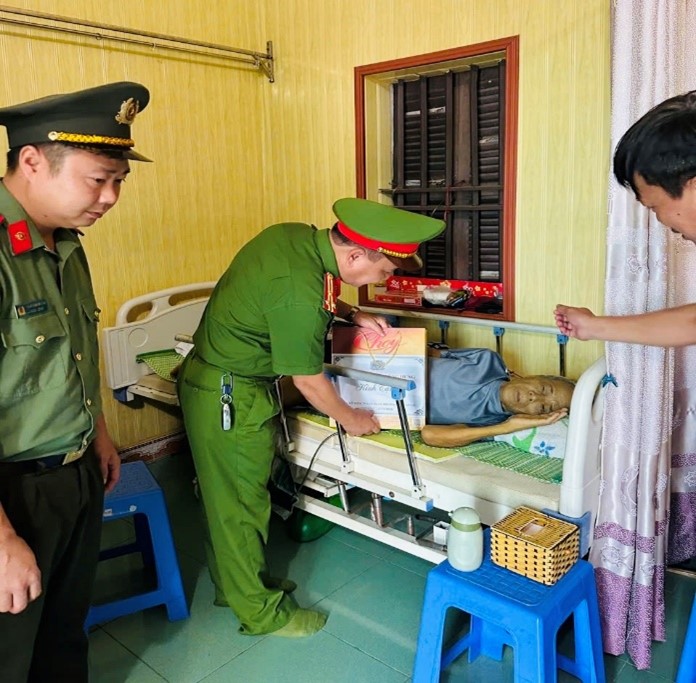 CÔNG AN XÃ NAM ĐÔNG HƯNG TỔ CHỨC THĂM HỎI, ĐỘNG VIÊN THƯƠNG BINH, BỆNH BINH, THÂN NHÂN LIỆT SĨ NHÂN KỶ NIỆM 79 NĂM NGÀY THƯƠNG BINH - LIỆT SĨ (27/7/1947 - 27/7/2026)