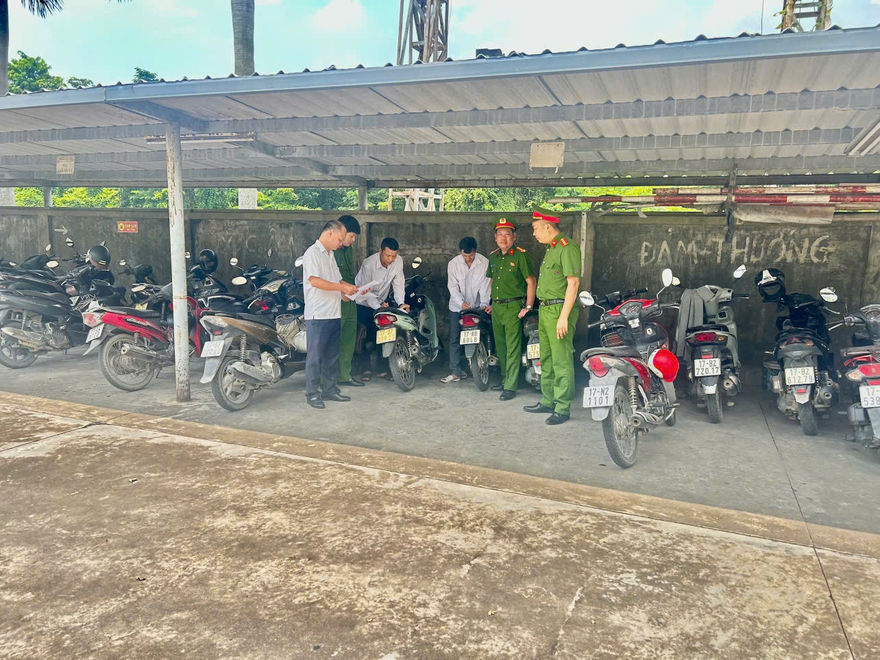 CÔNG AN XÃ VŨ THƯ TỔ CHỨC TỔNG RÀ SOÁT PHƯƠNG TIỆN XE MÔ TÔ CỦA CÔNG NHÂN TẠI CỤM CÔNG NGHIỆP TRÊN ĐỊA BÀN
