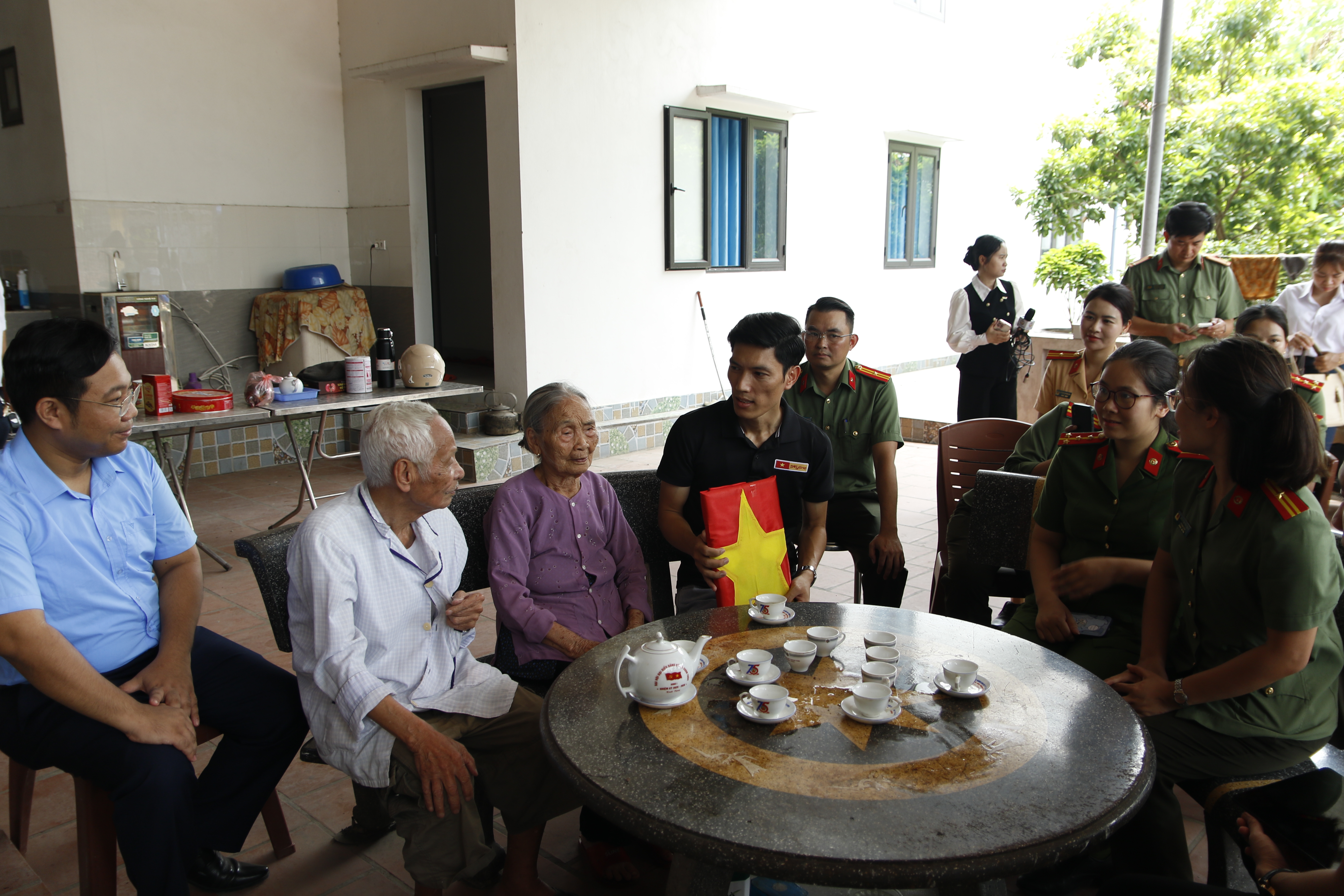 Phục dựng ký ức, trao gửi nghĩa tình đến gia đình liệt sĩ Ngô Văn Hải